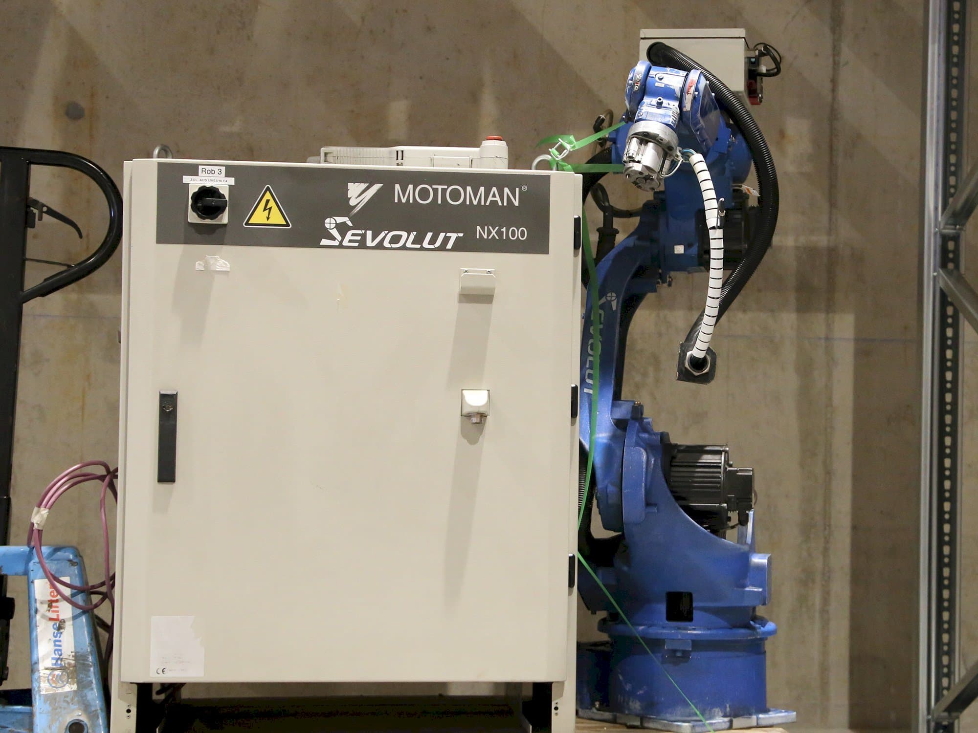 A Yaskawa Motoman HP6  gép elölnézete