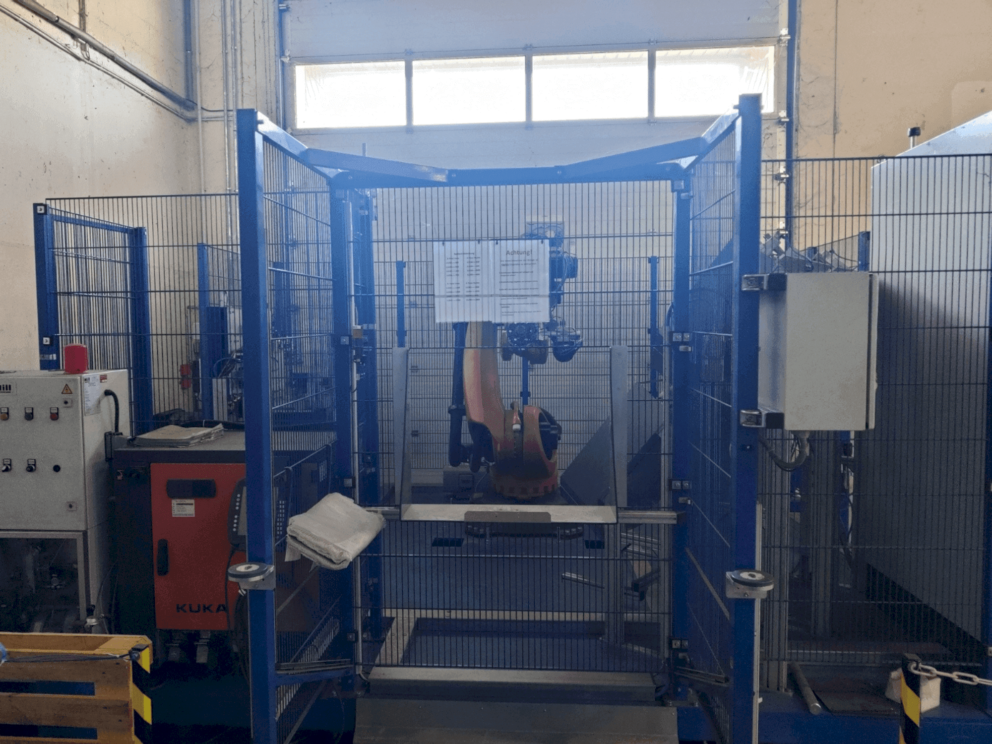 A KUKA KR 120 R 2500 pro  gép elölnézete