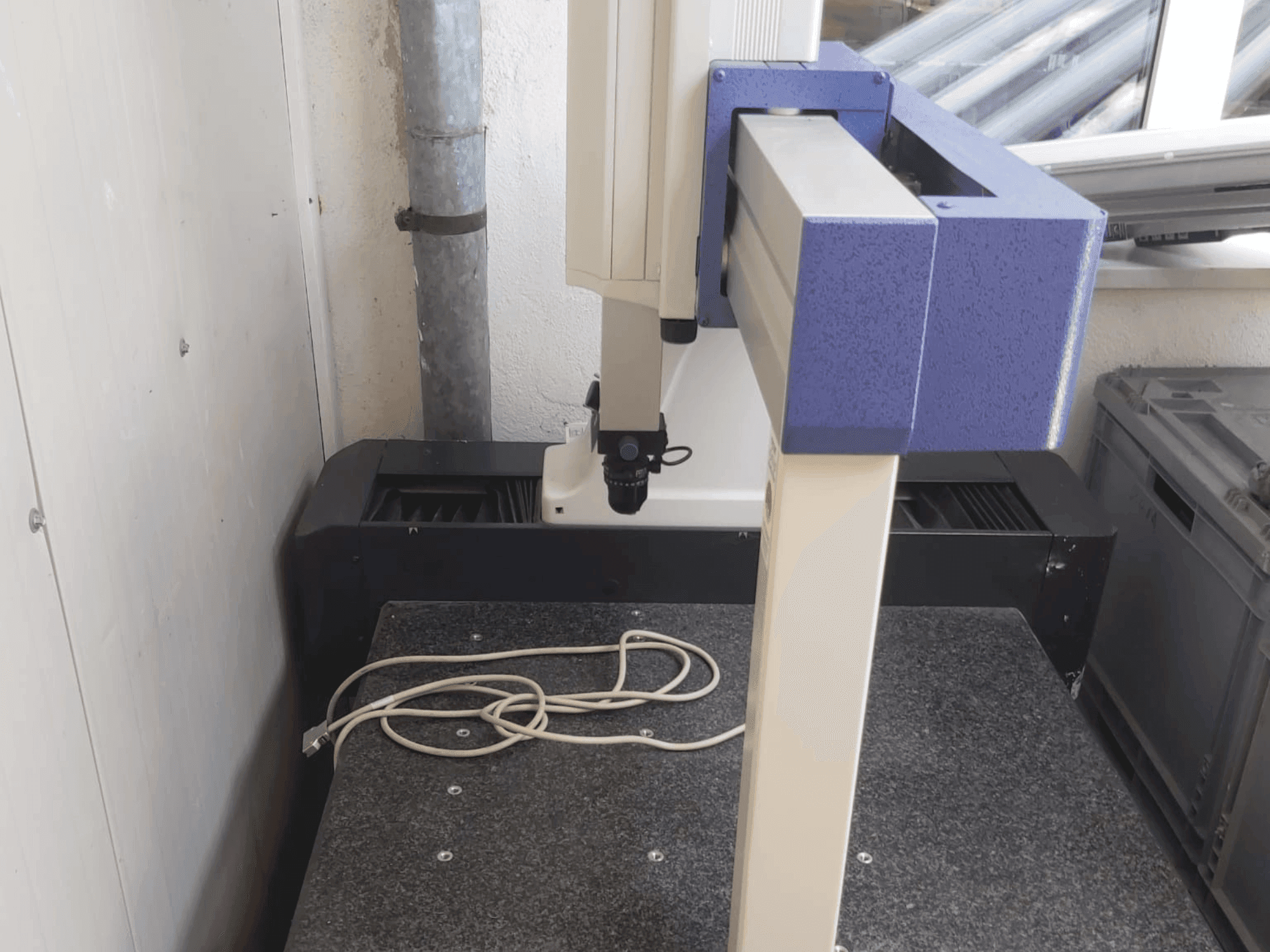 A Mitutoyo Crysta-Plus M443  gép elölnézete