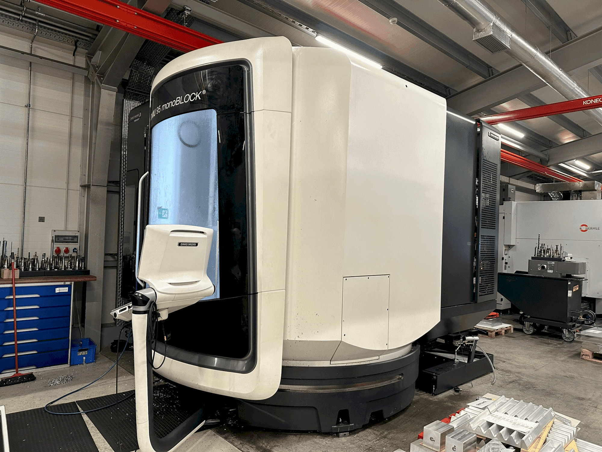 A DMG MORI DMU 95 monoBLOCK (2021)  gép elölnézete