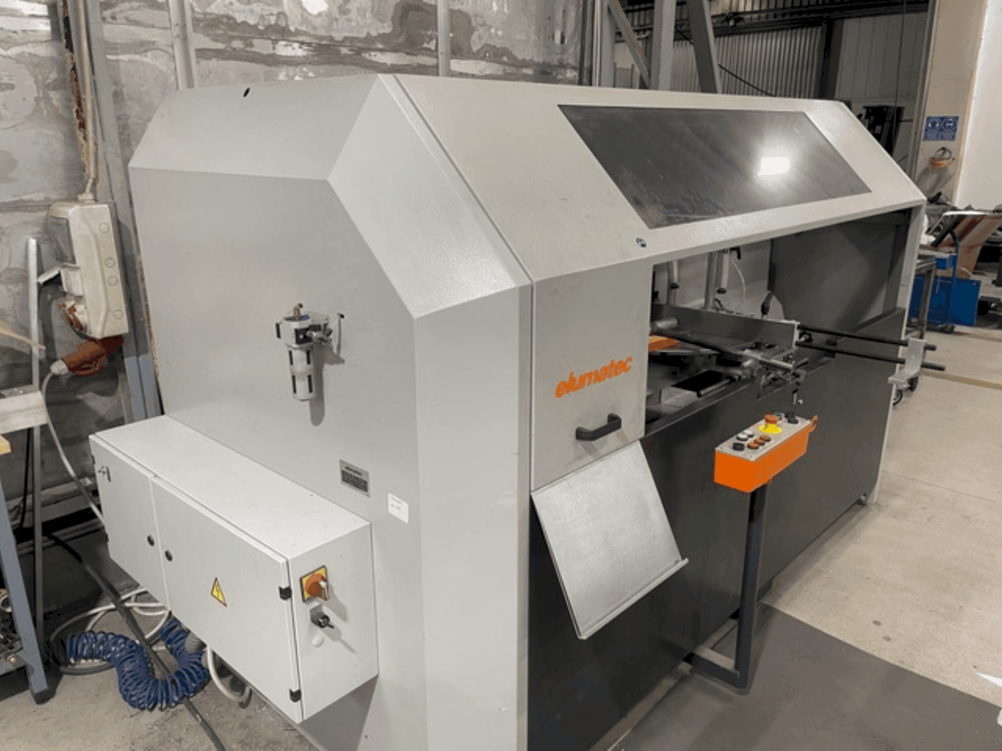 A Elumatec AKS134/64  gép elölnézete