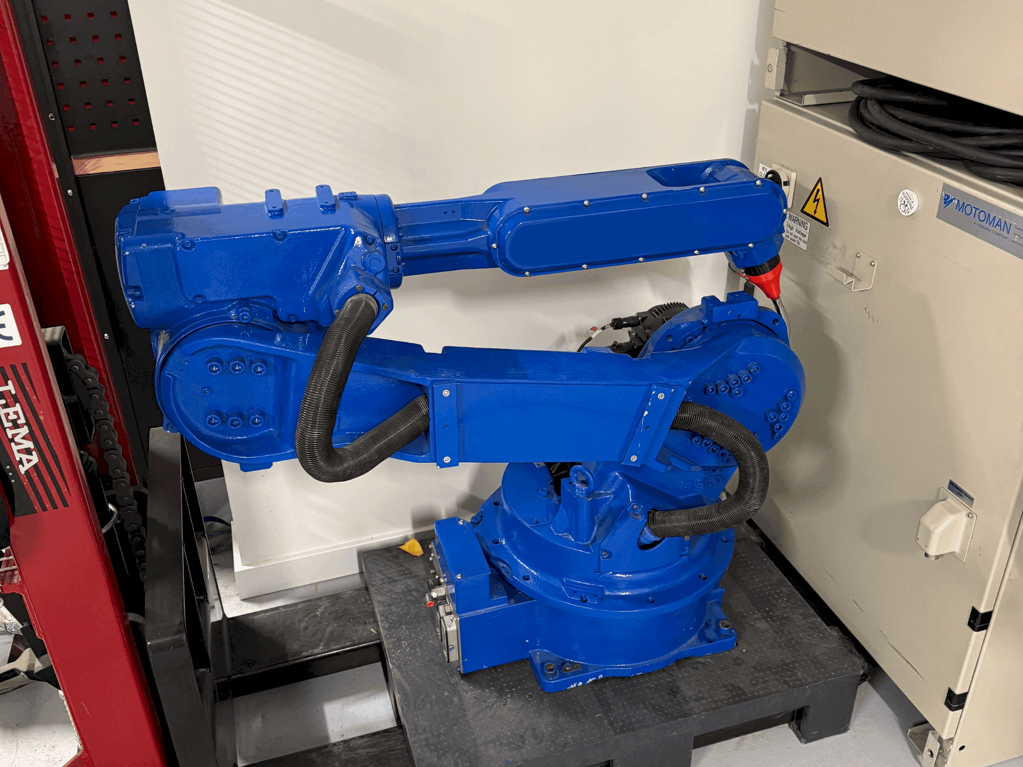 A Yaskawa Motoman YR HP 20D  gép elölnézete