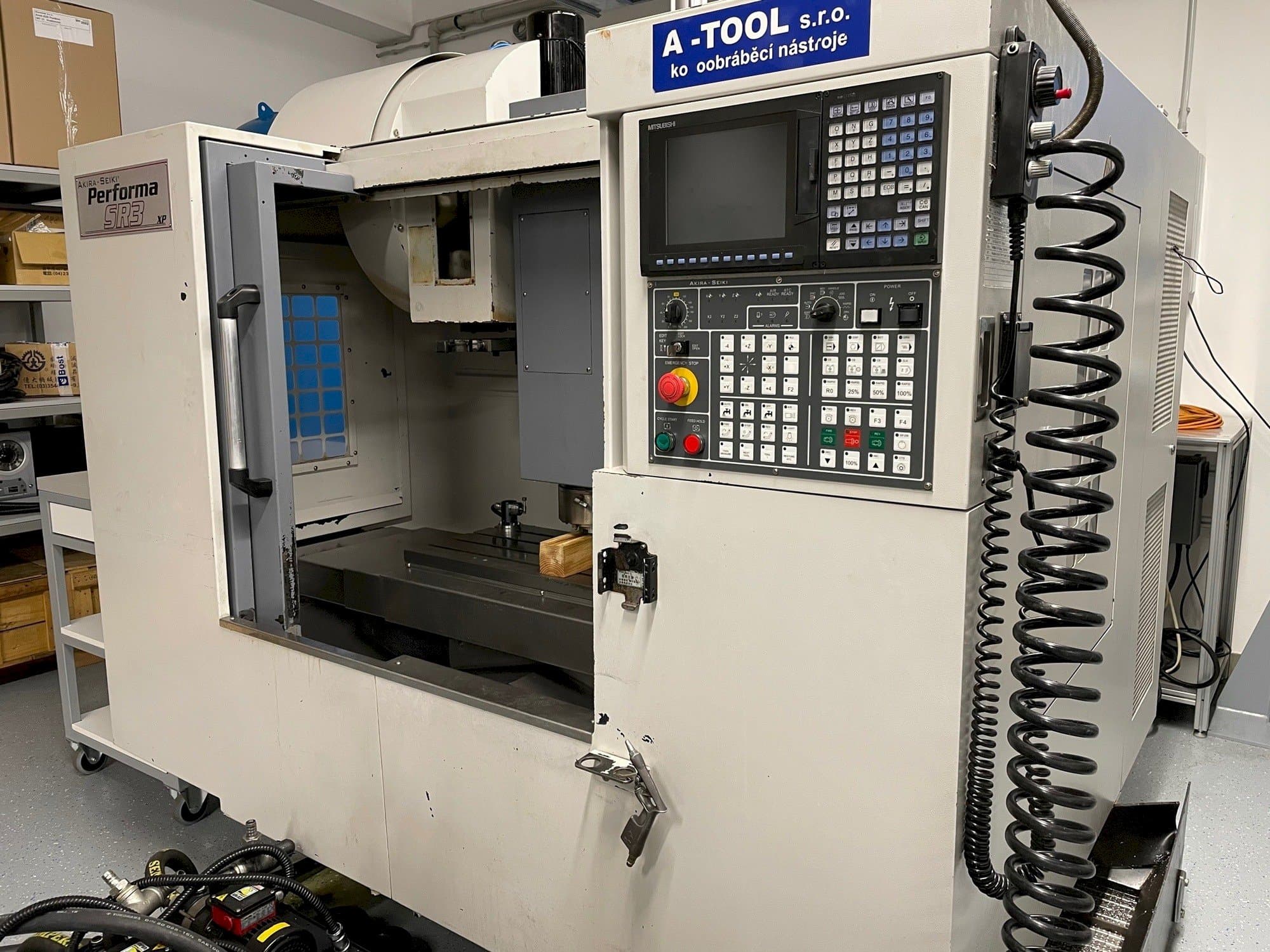 A Akira Seiki SR3XP  gép elölnézete