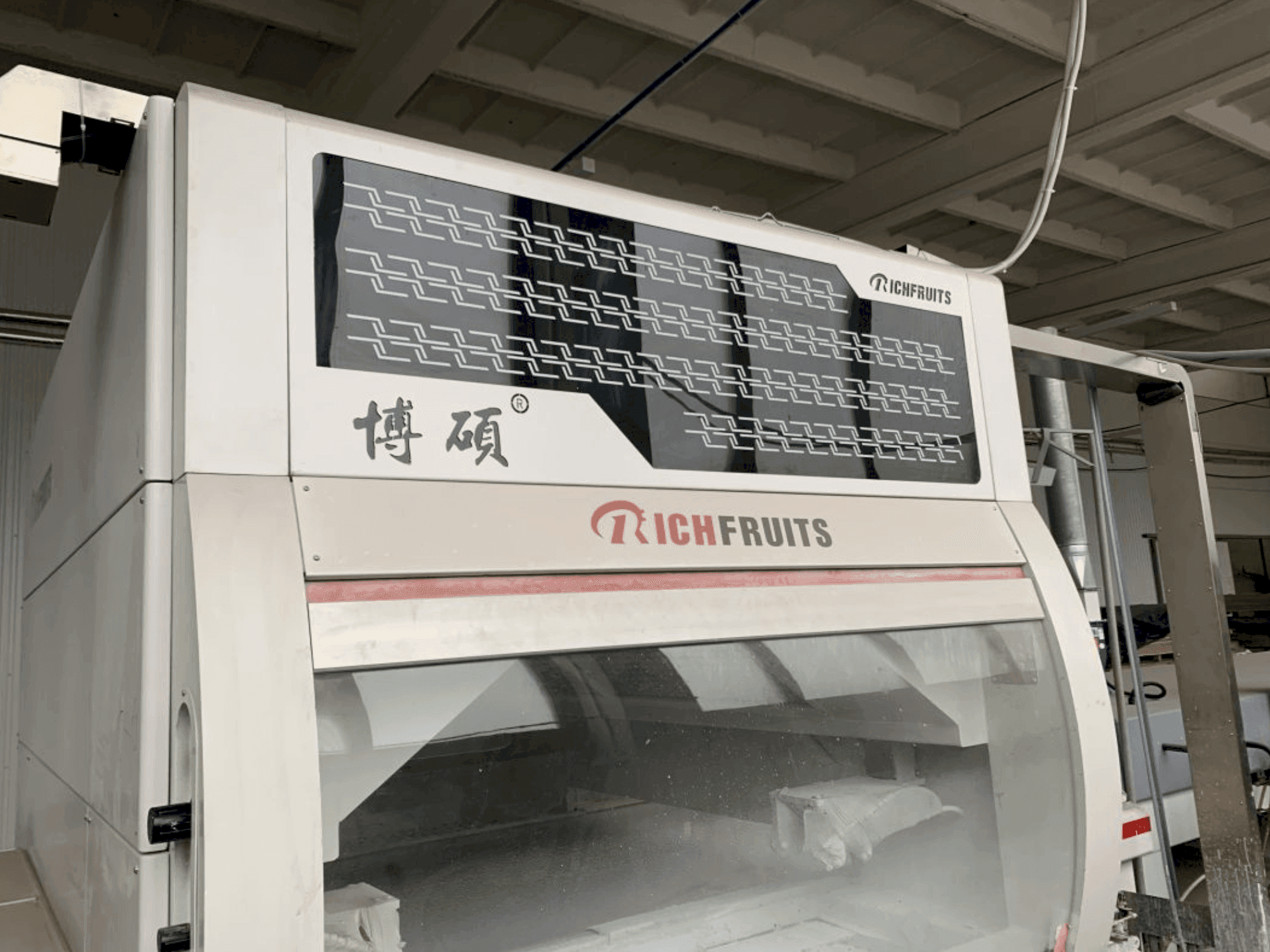 A GIARDINA RICHFRUITS / NEOMEC / KREMLIN Painting Line  gép elölnézete