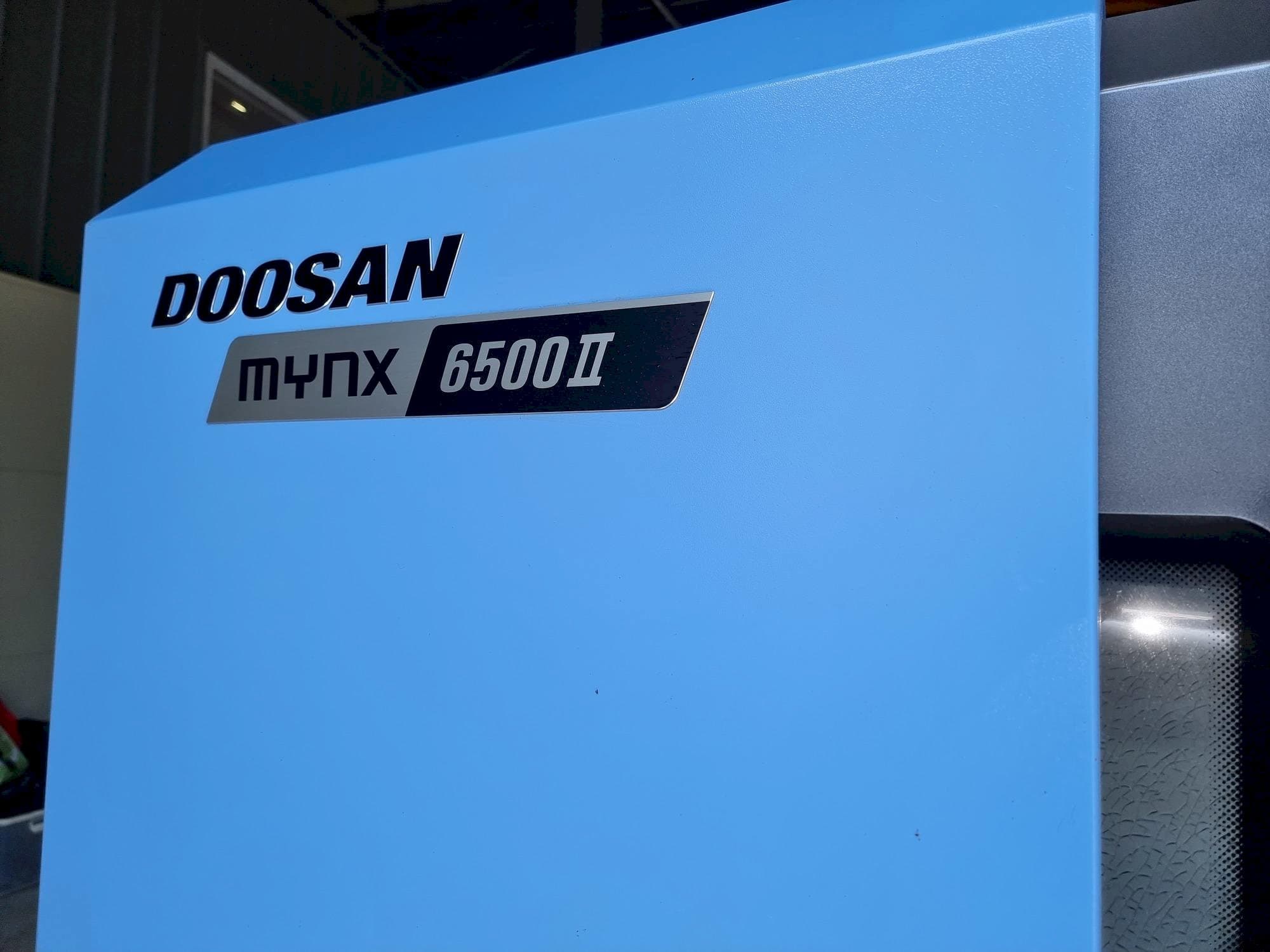 A Doosan MYNX 6500Ⅱ  gép elölnézete