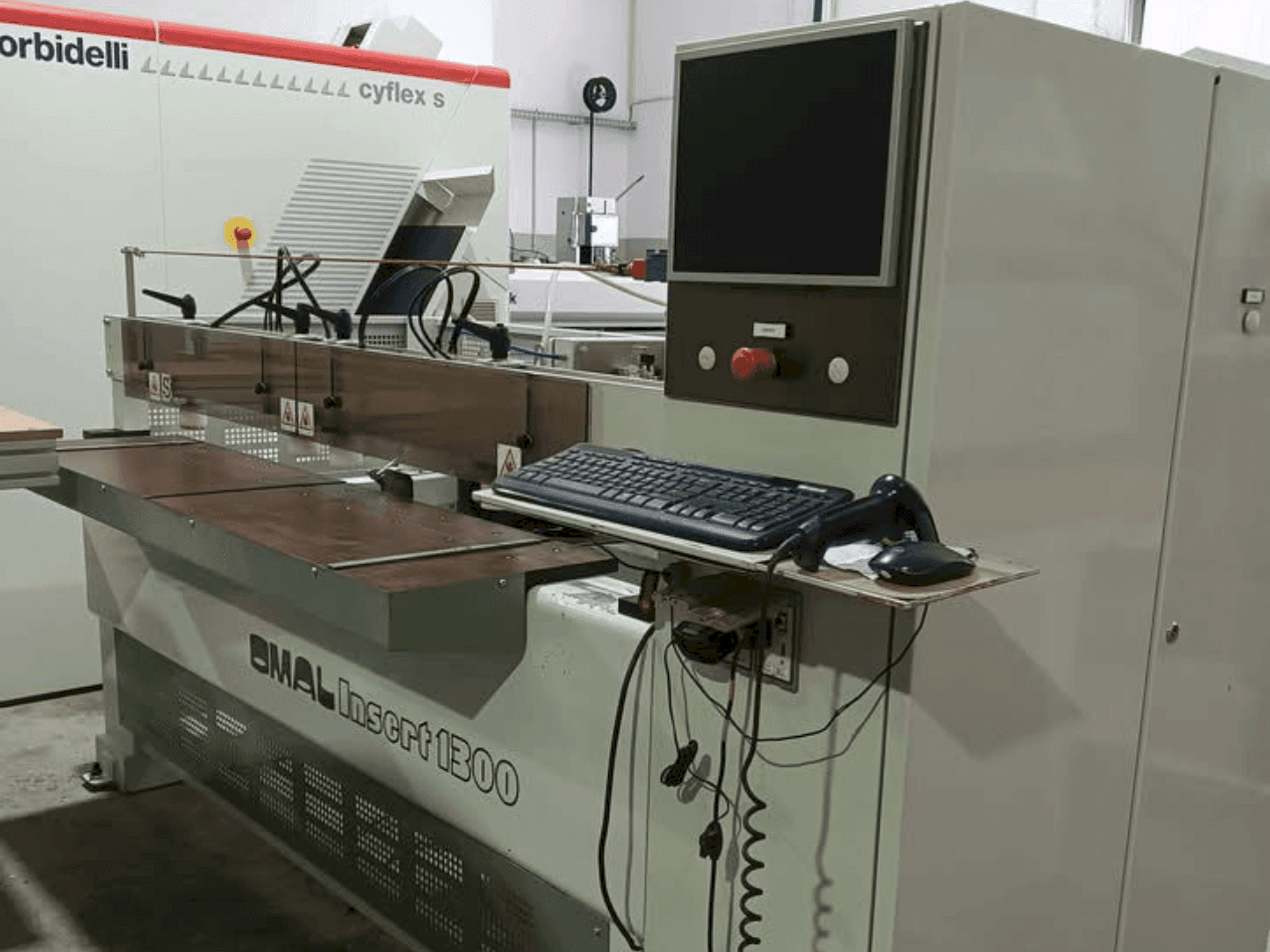 A OMAL Insert 1300  gép elölnézete