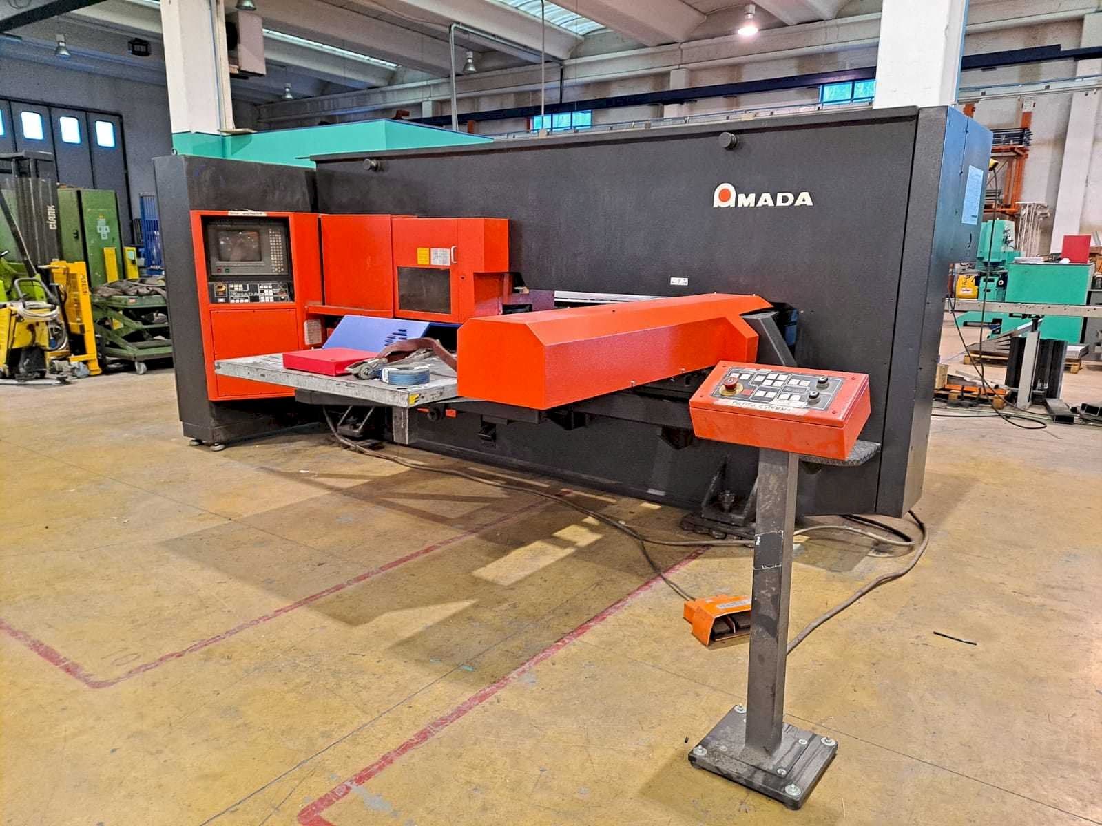 A AMADA ARCADE 212  gép elölnézete