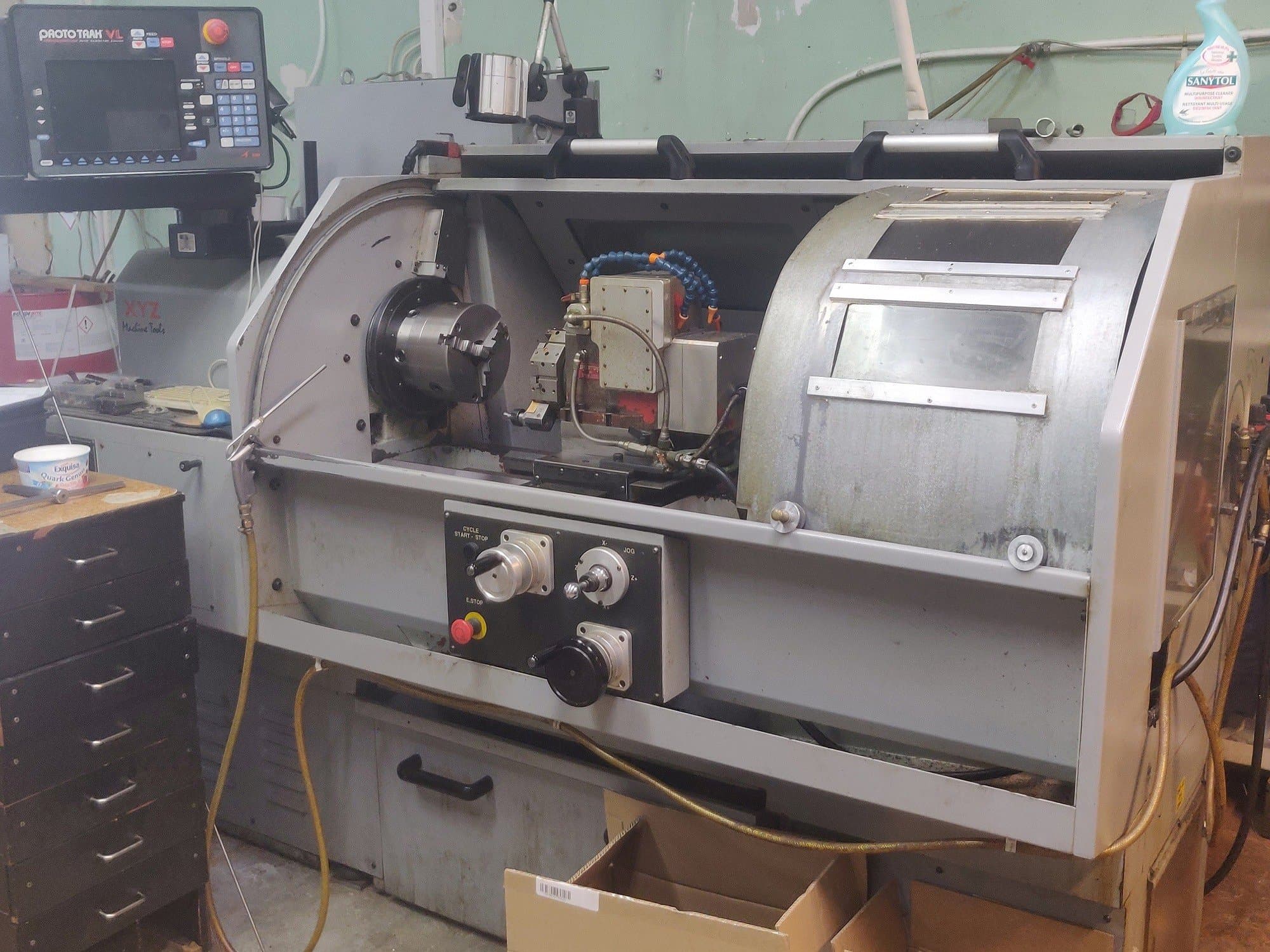 A XYZ VL355  gép oldalnézete