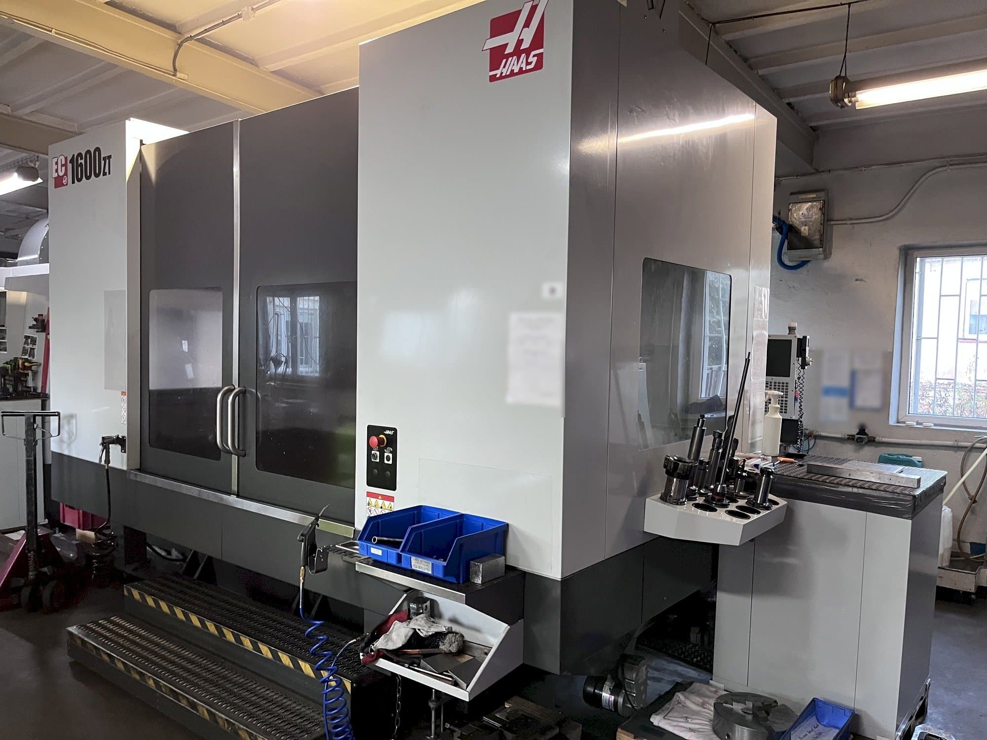 A HAAS EC-1600 ZT  gép elölnézete