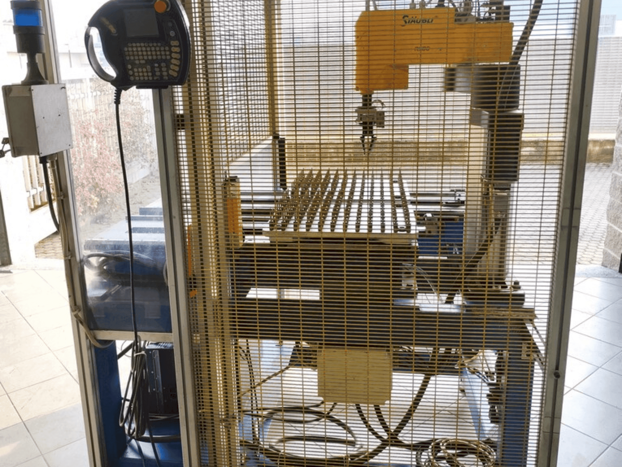 A STAUBLI RS80  gép elölnézete