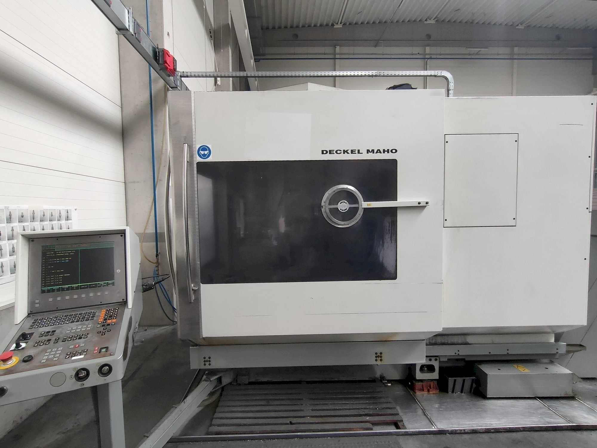 A DECKEL MAHO DMU 60P  gép elölnézete