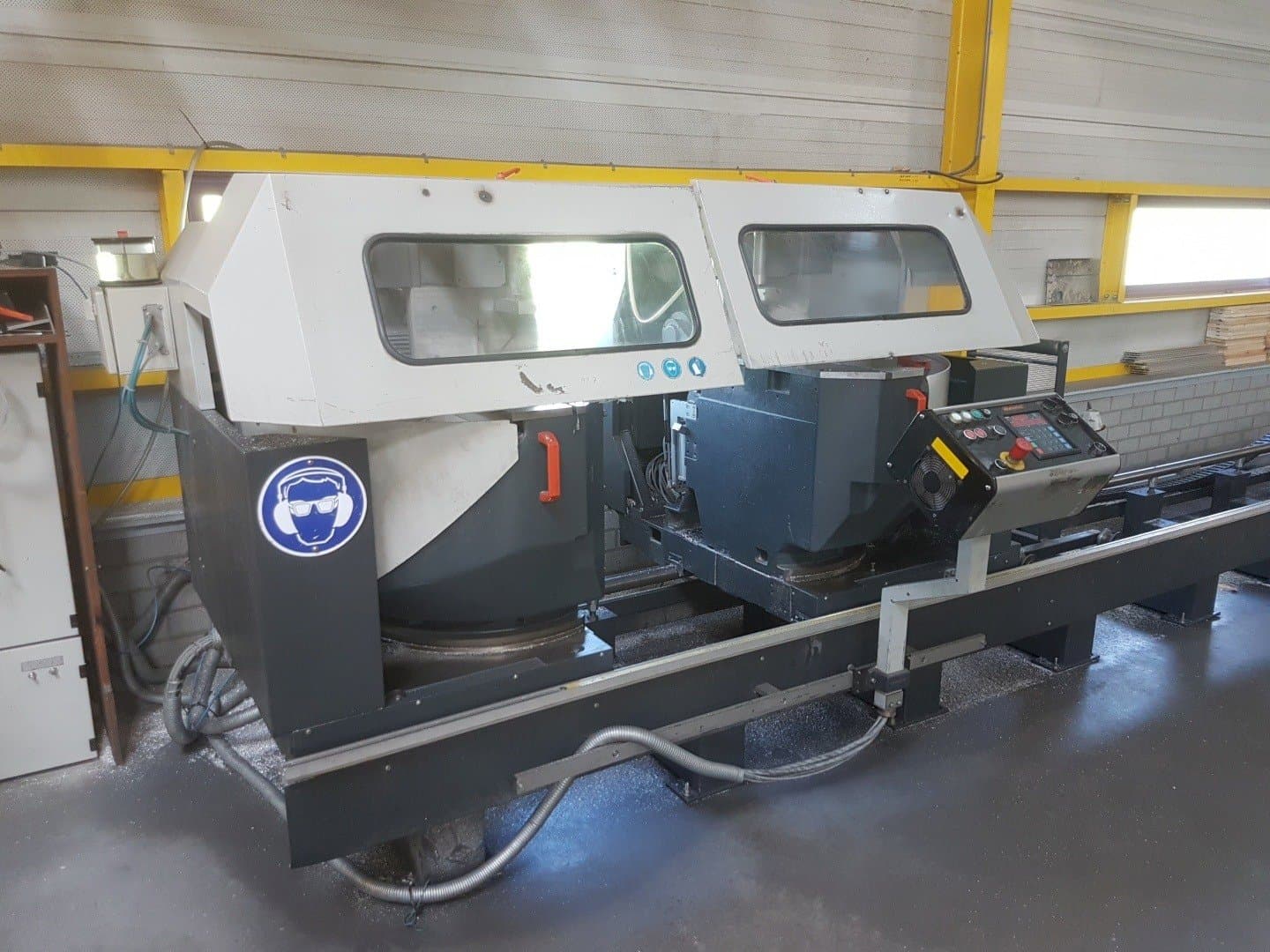 A Elumatec DG 244  gép elölnézete