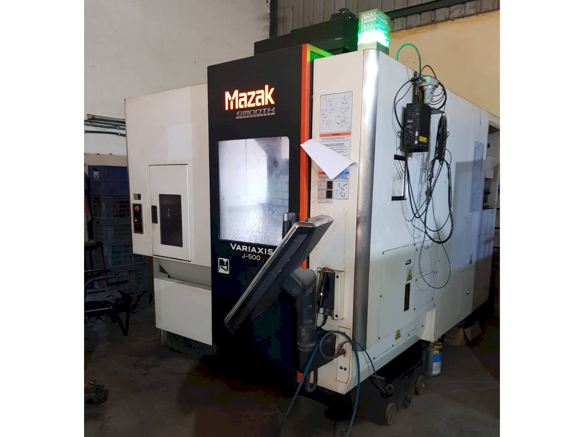 A Mazak Variaxis J-500  gép elölnézete