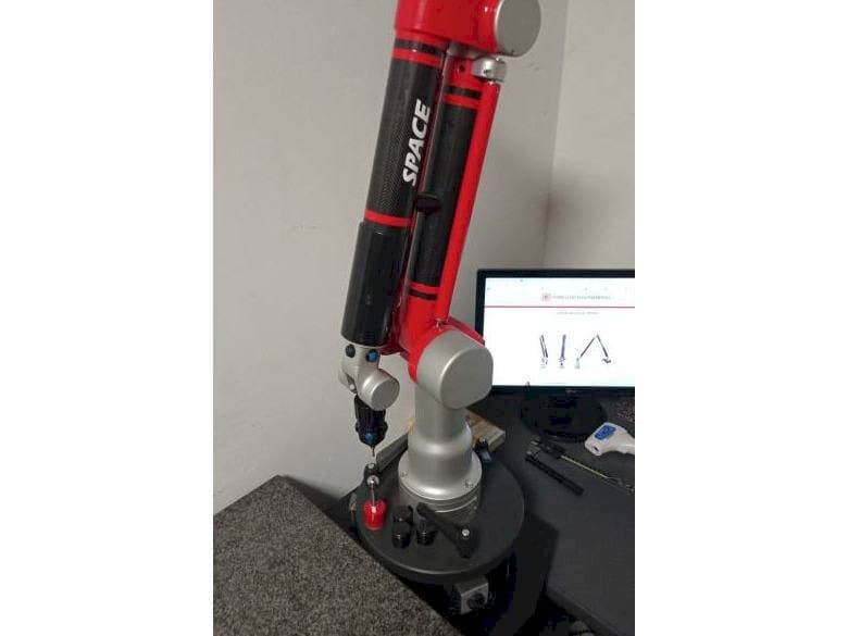 A Tomelleri Engineering Space - 6 Axes  gép elölnézete