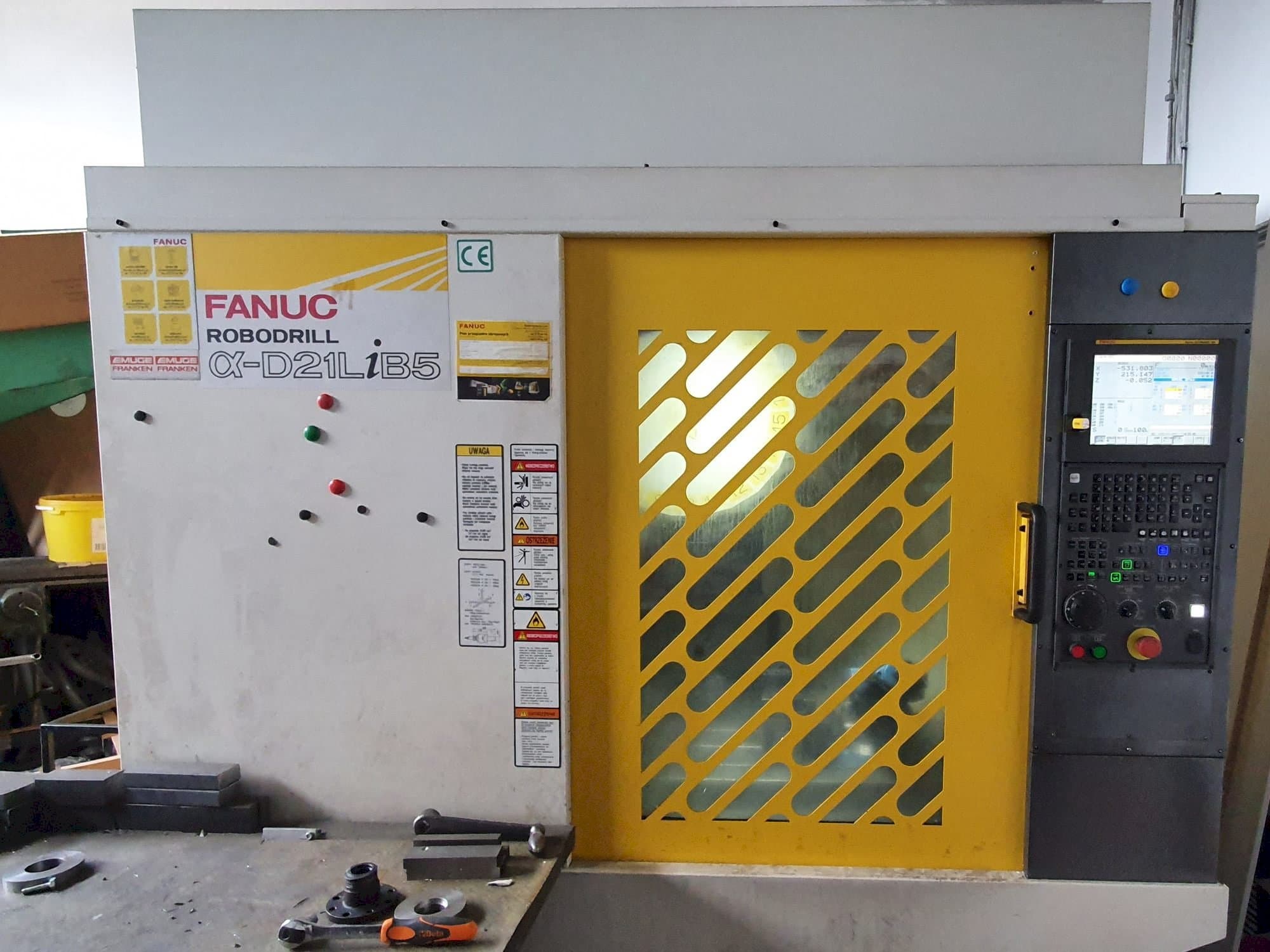 A FANUC ROBODRILL Alpha-D21LiB5  gép elölnézete