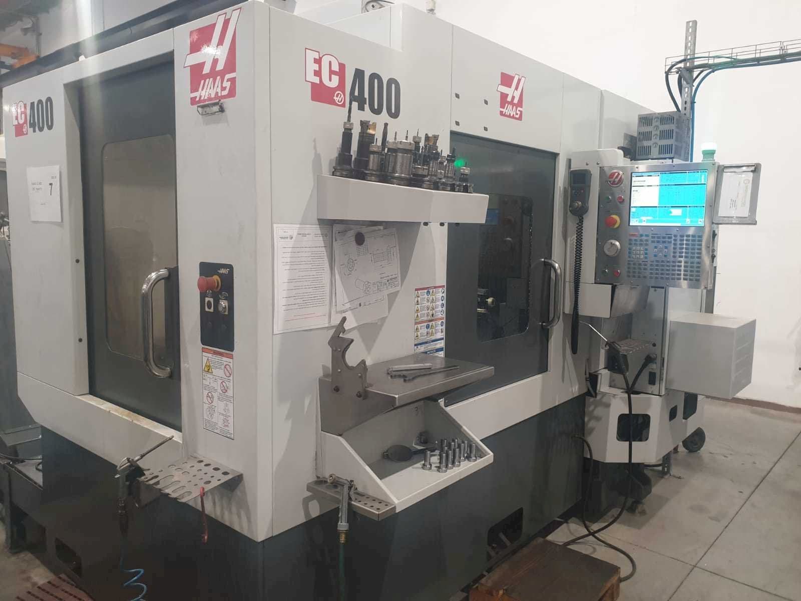 A HAAS EC400  gép elölnézete