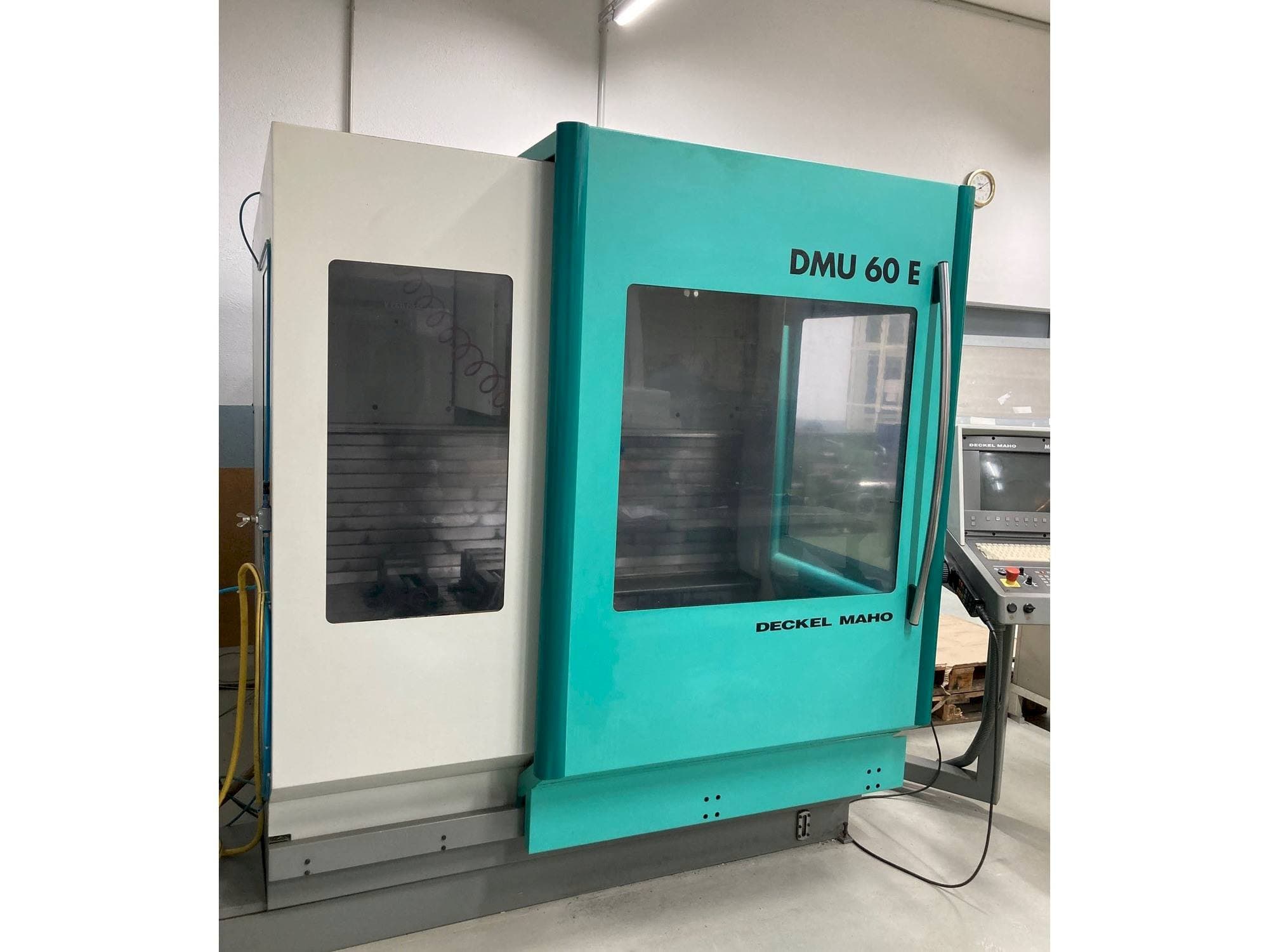 A DECKEL MAHO DMU 60 E  gép elölnézete