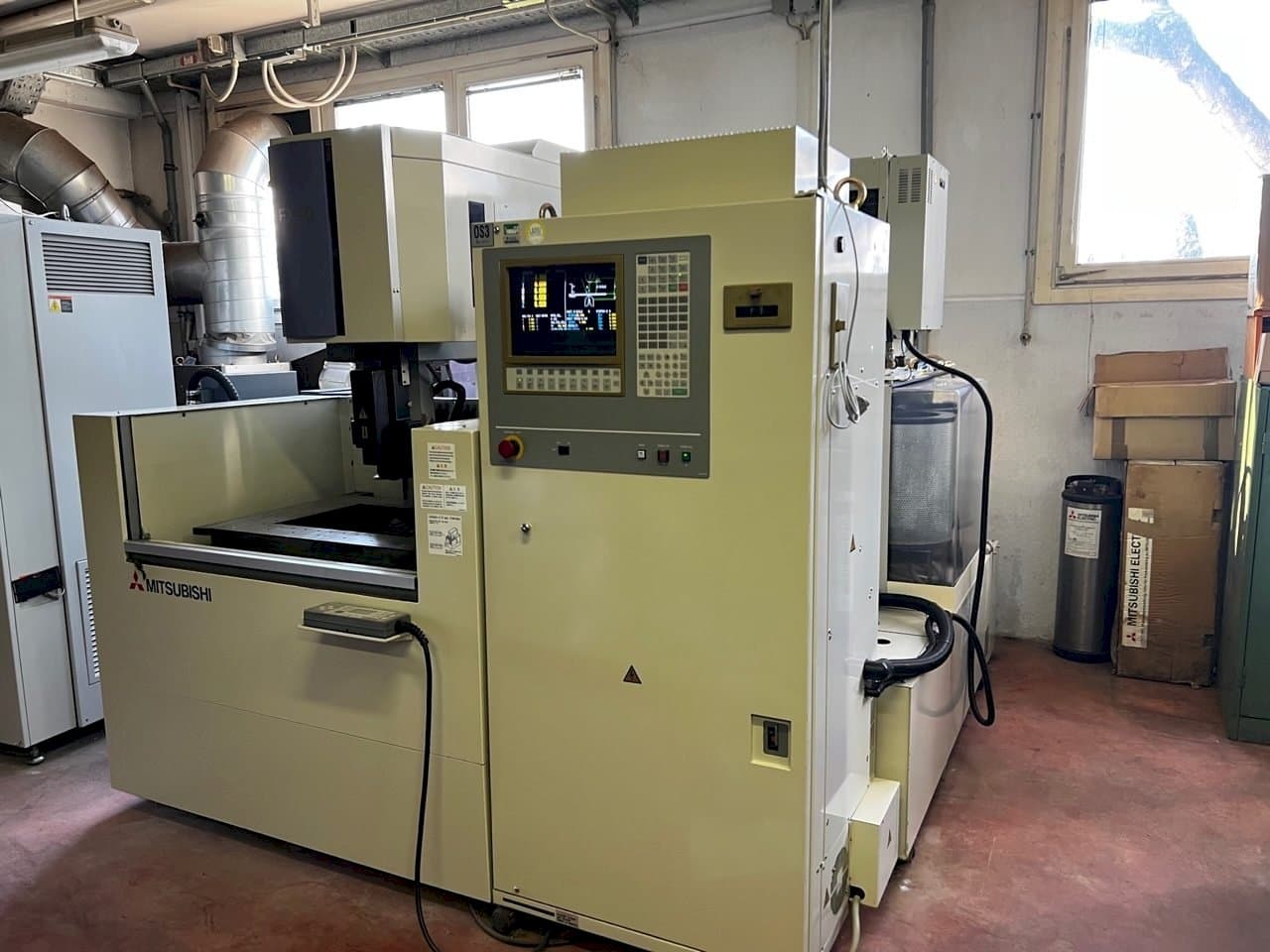 A Mitsubishi fx 20  gép elölnézete