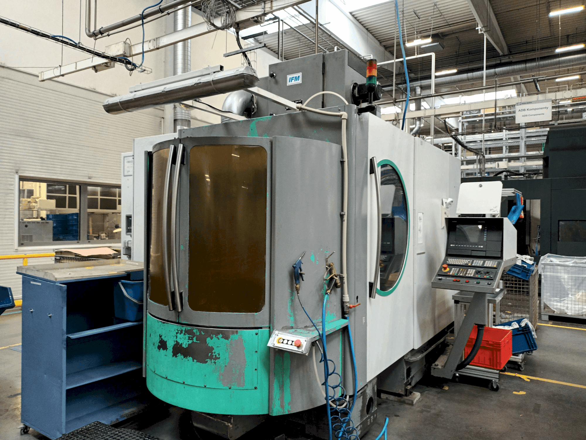 A DECKEL MAHO DMC 60H  gép elölnézete