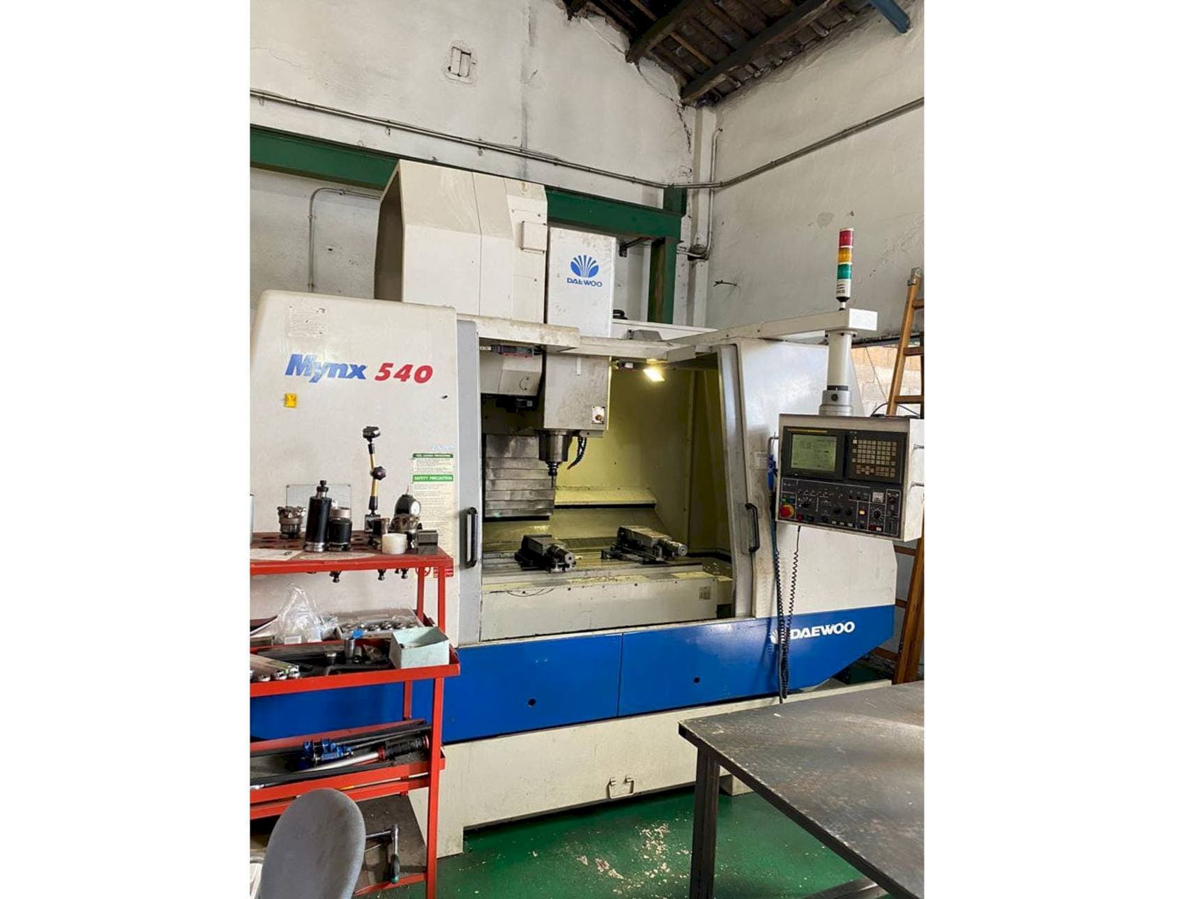 A DAEWOO Mynx 540  gép elölnézete