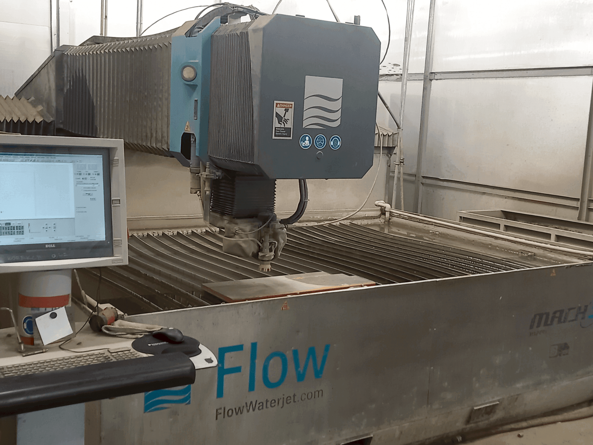 A Flow Mach 3-3020b  gép elölnézete
