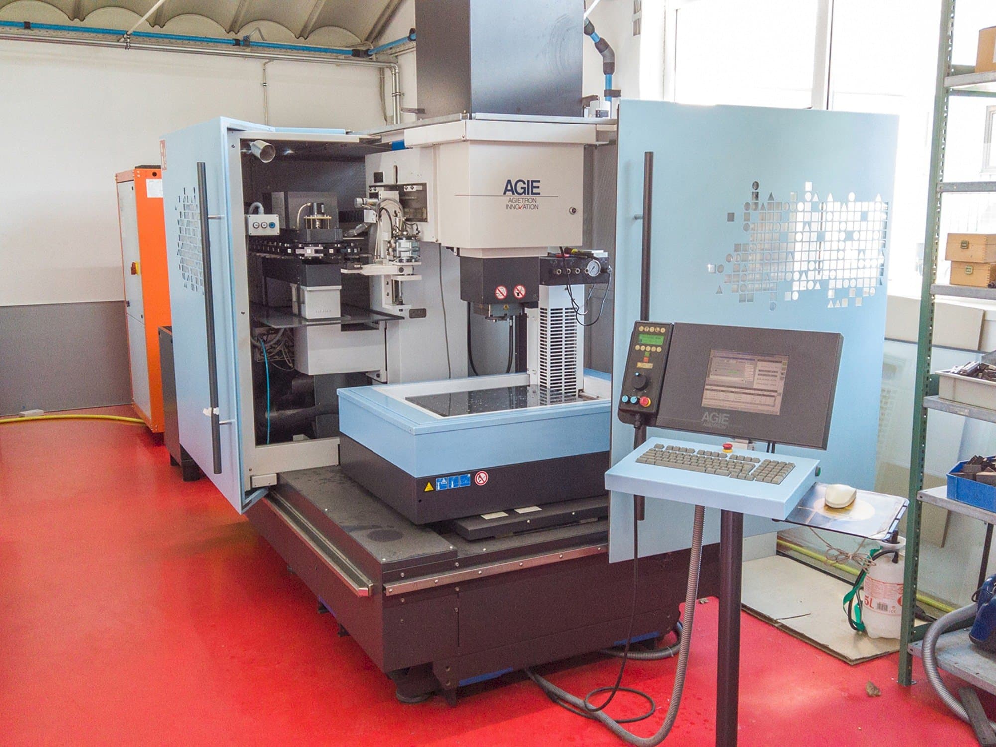 A AGIE AGIETRON INNOVATION 2  gép elölnézete