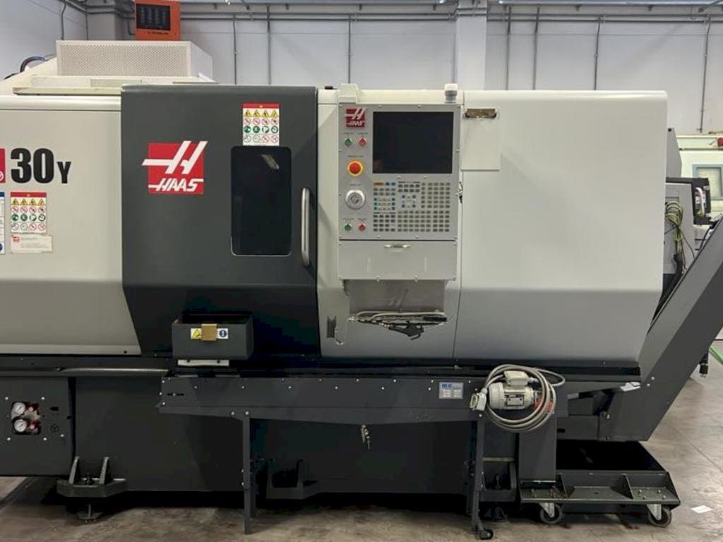 A HAAS DS30Y  gép elölnézete