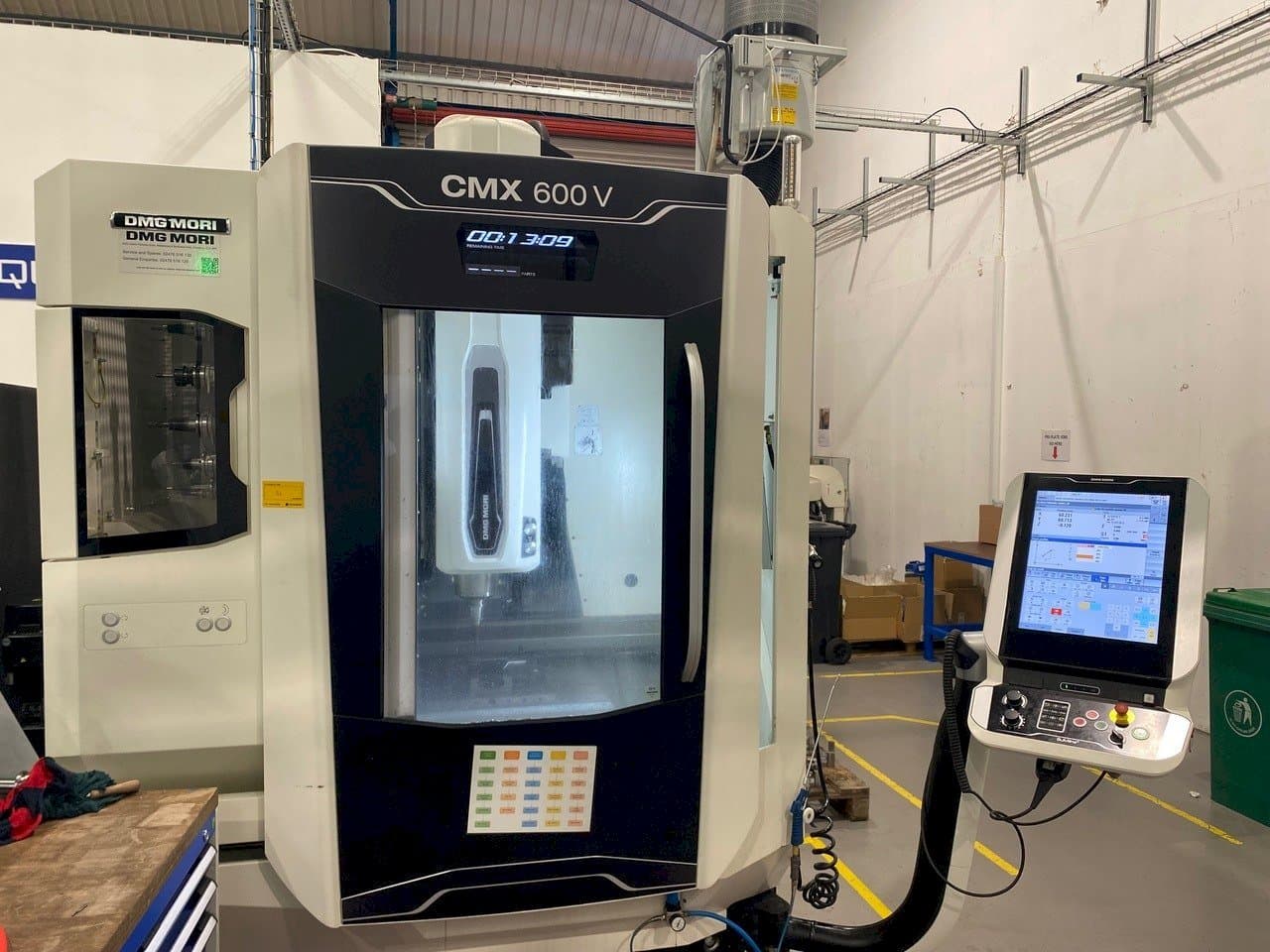 A DMG CMX 600 V  gép elölnézete