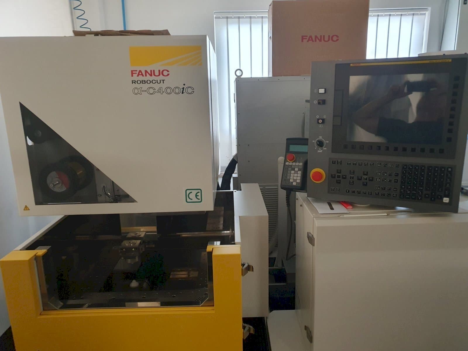A FANUC Robocut C400iC  gép elölnézete
