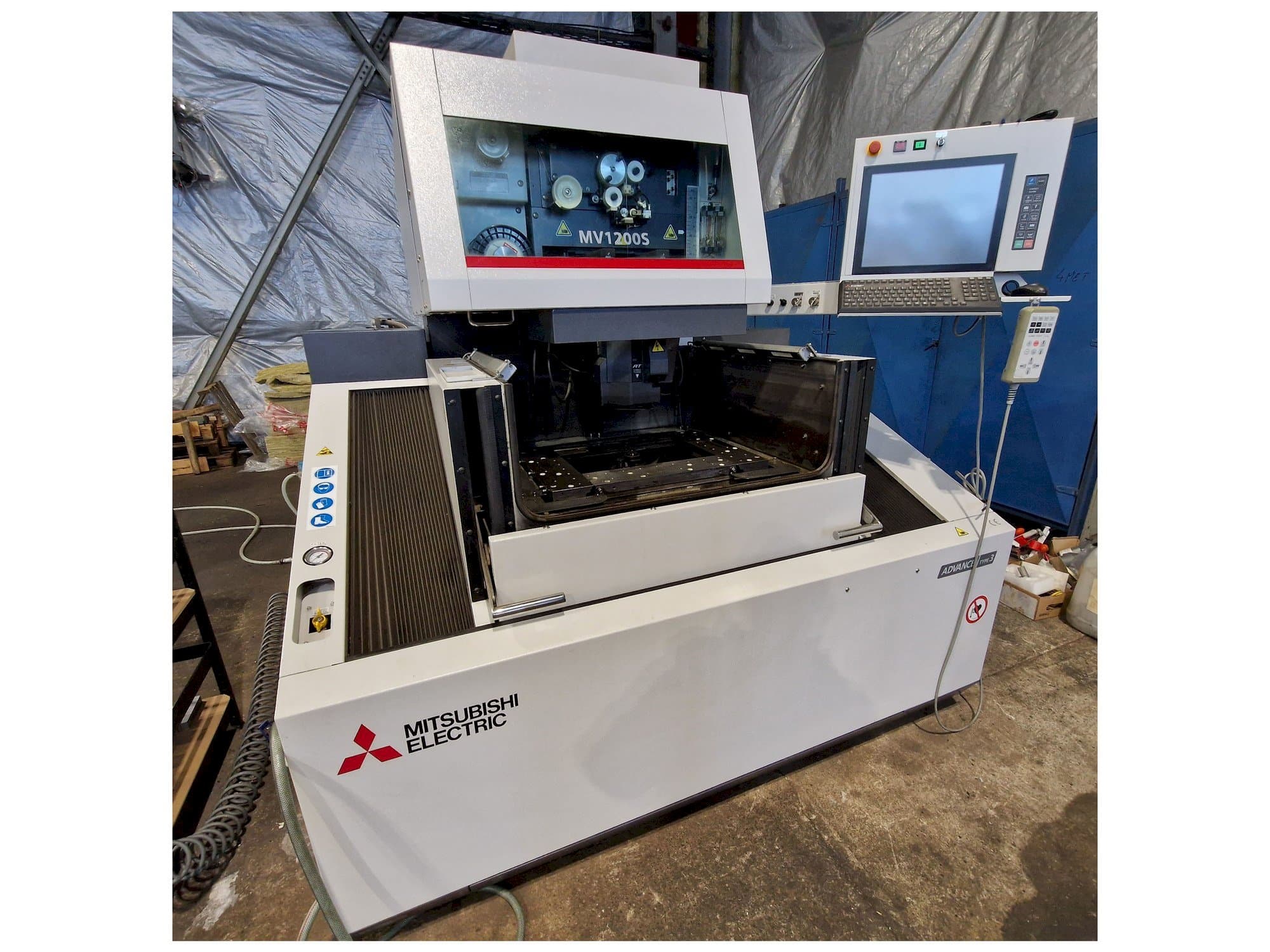 A Mitsubishi MV1200S  gép elölnézete