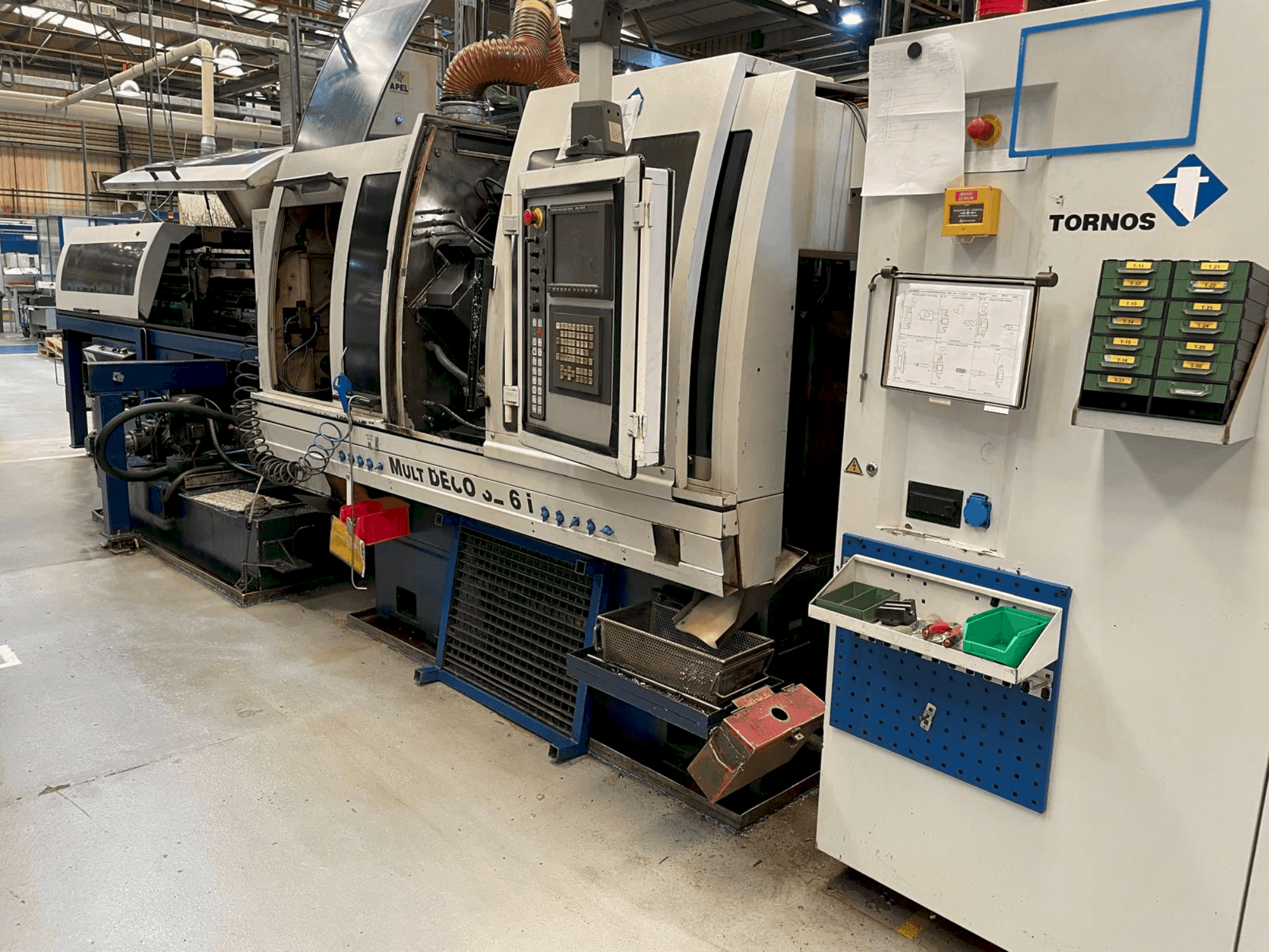 A TORNOS MultiDeco 32/6i  gép elölnézete