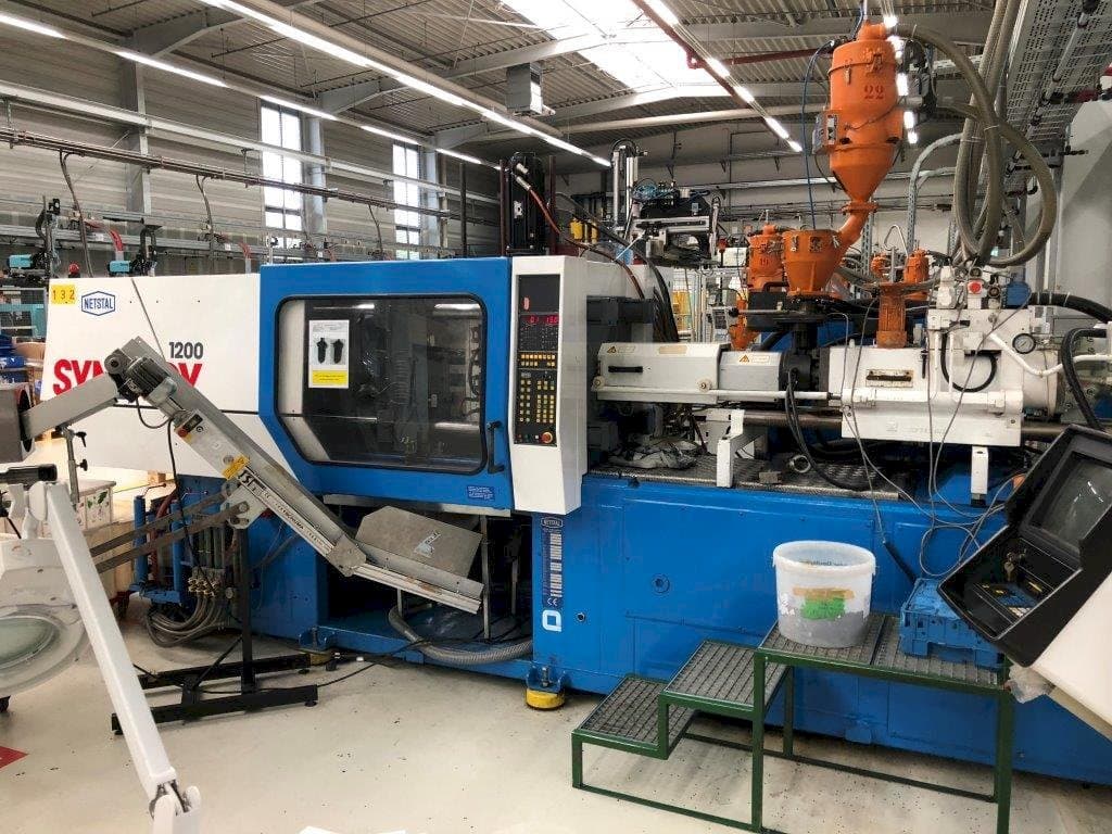 A Netstal Synergy S1200-230  gép elölnézete