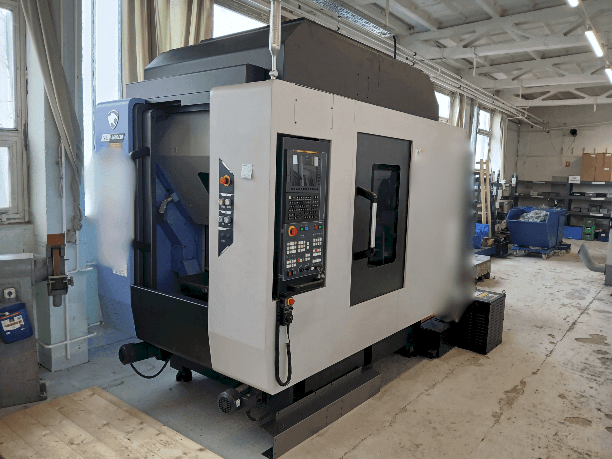 A DN SOLUTIONS VC 3600/30  gép elölnézete