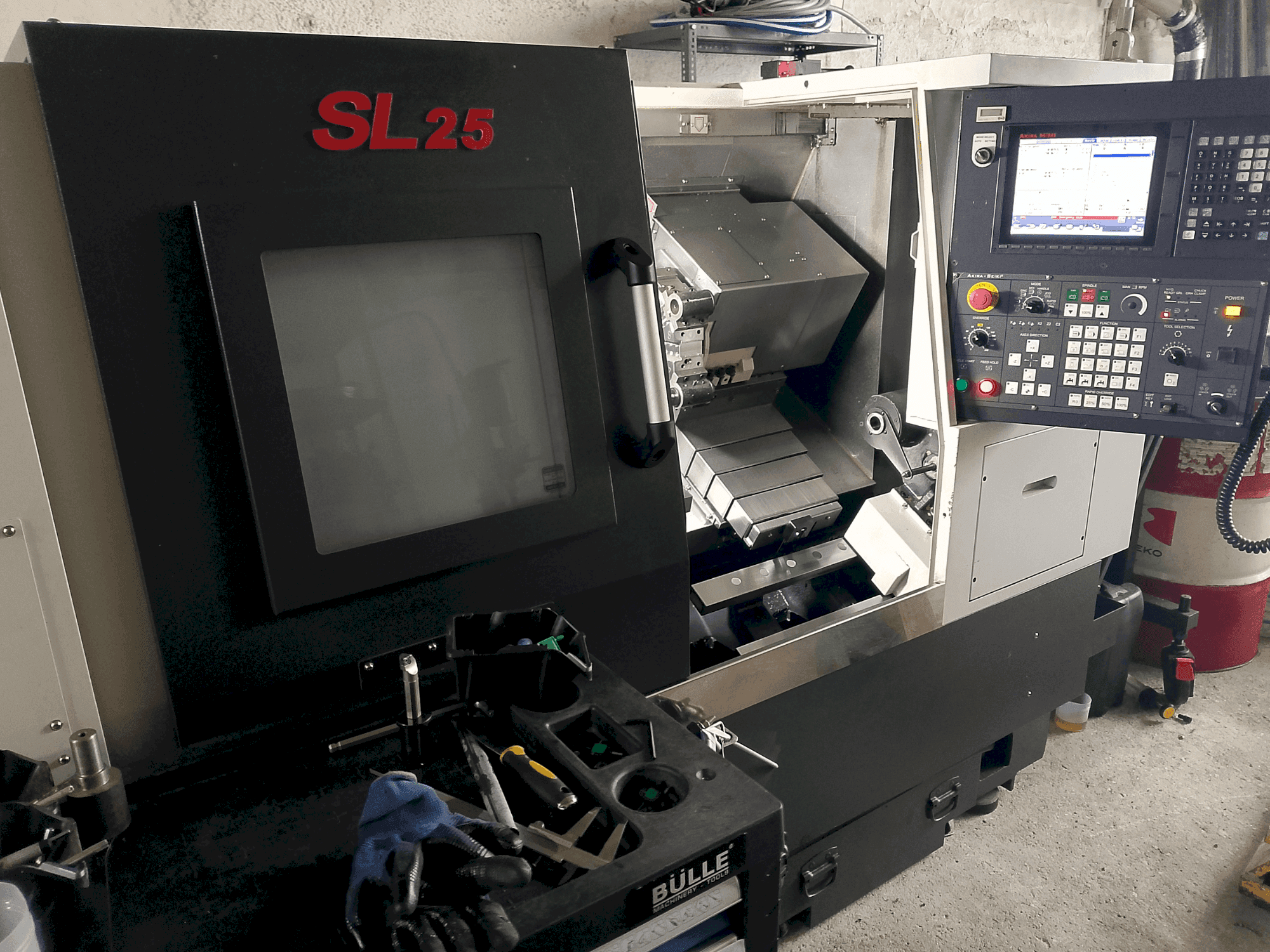 A Akira Seiki SL 25  gép elölnézete