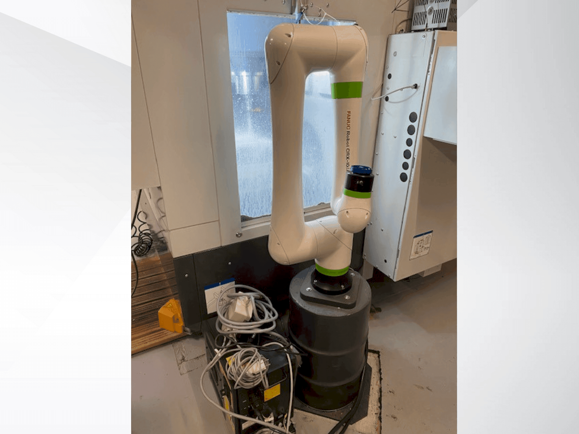 A FANUC CRX10iA  gép elölnézete