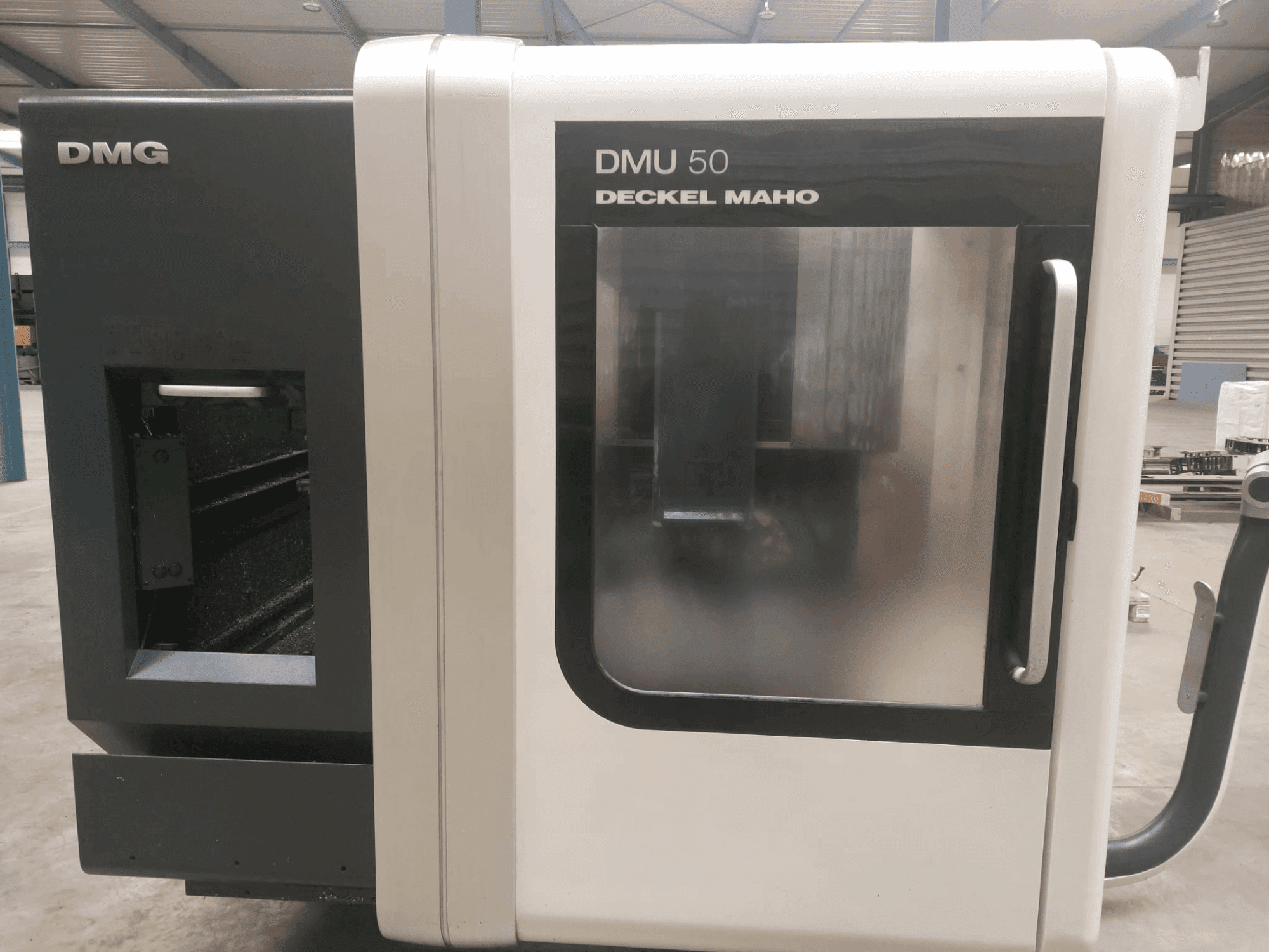 A DMG DECKEL MAHO DMU 50  gép elölnézete