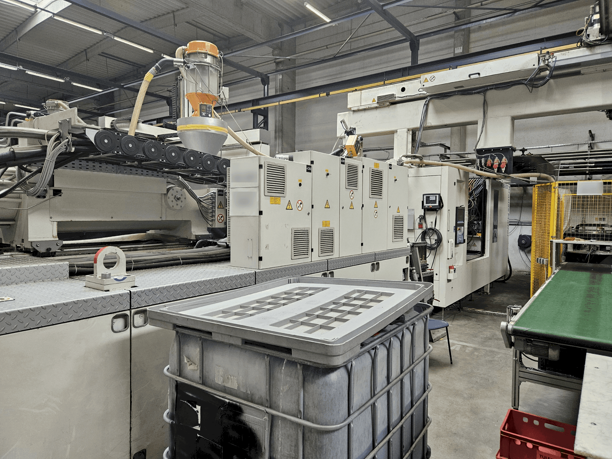 A Krauss Maffei 850-12000 MX  gép elölnézete