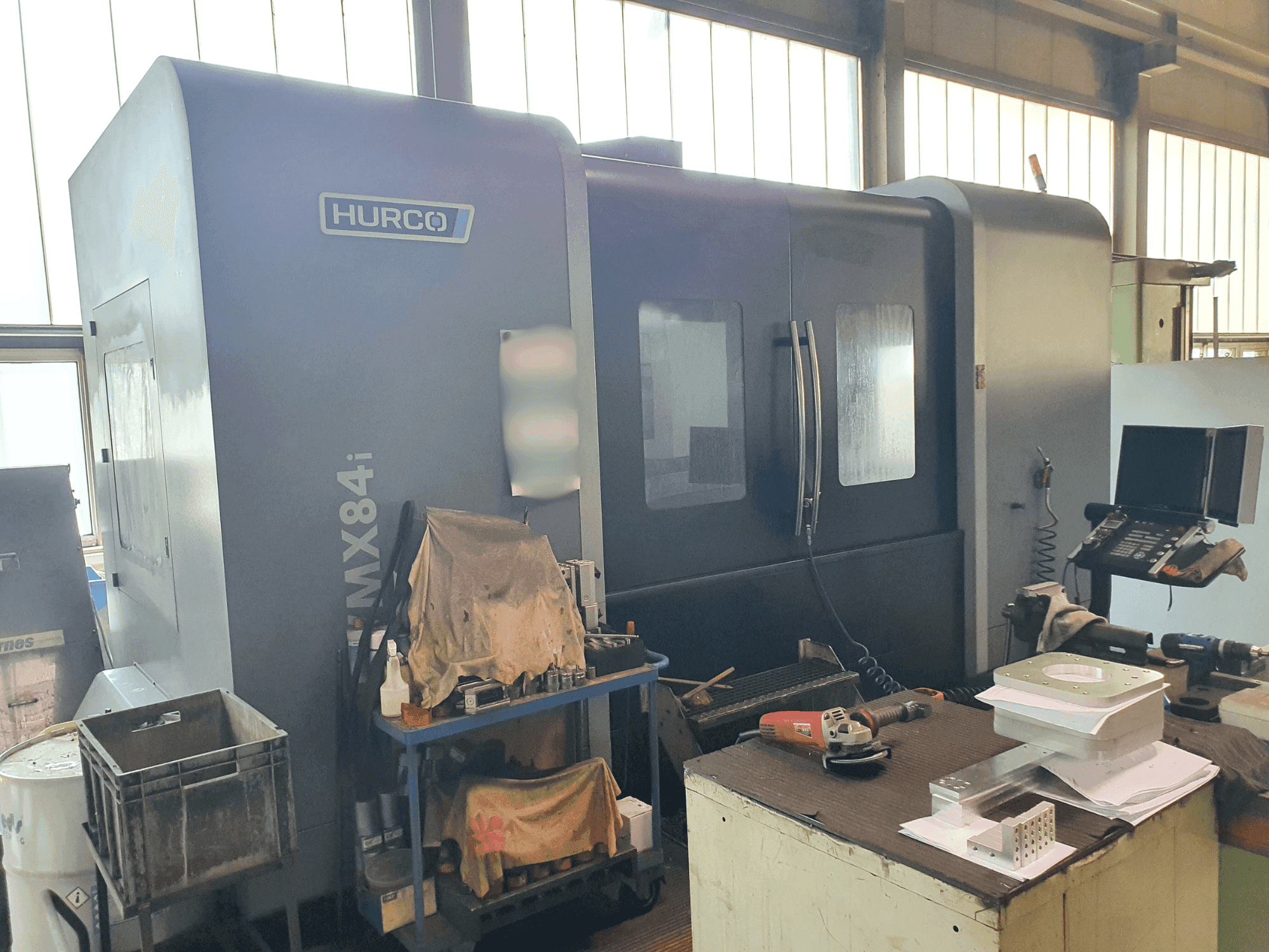 A Hurco VMX 84i  gép elölnézete