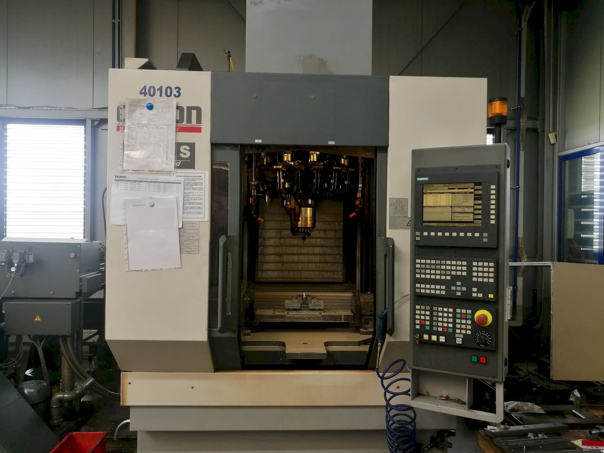 A CHIRON FZ12S  gép elölnézete