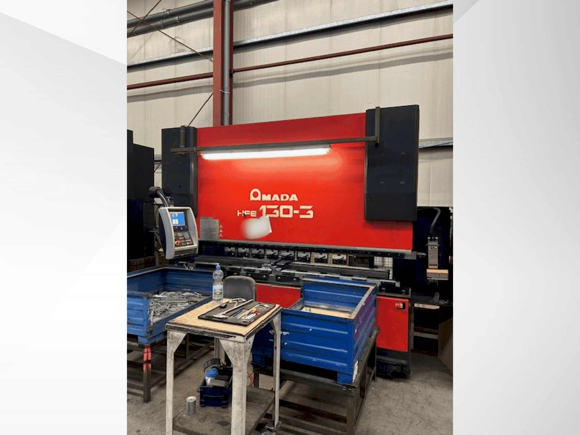 A AMADA HFE 130-3  gép elölnézete