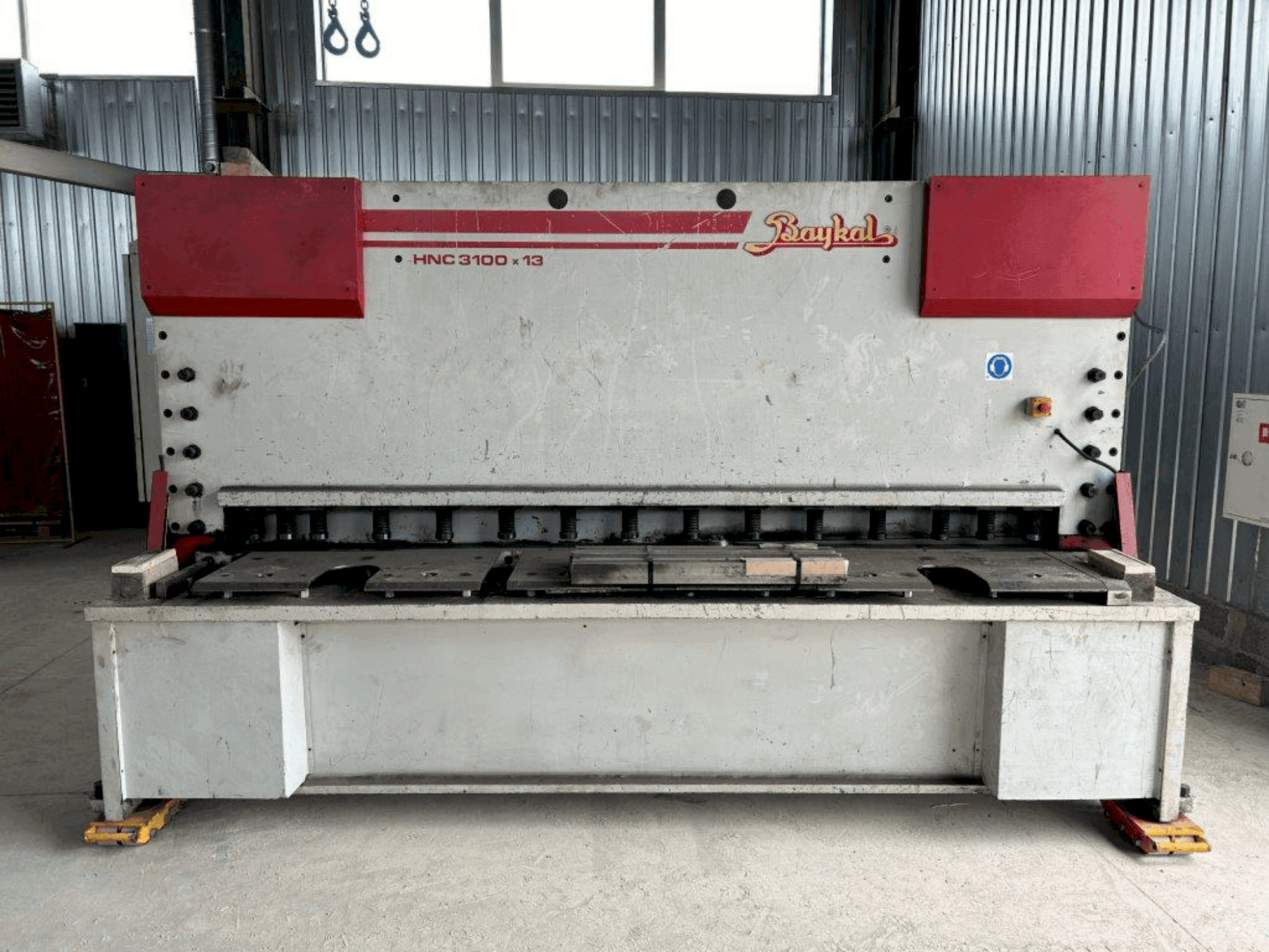 A Baykal HNC 3100x13  gép elölnézete