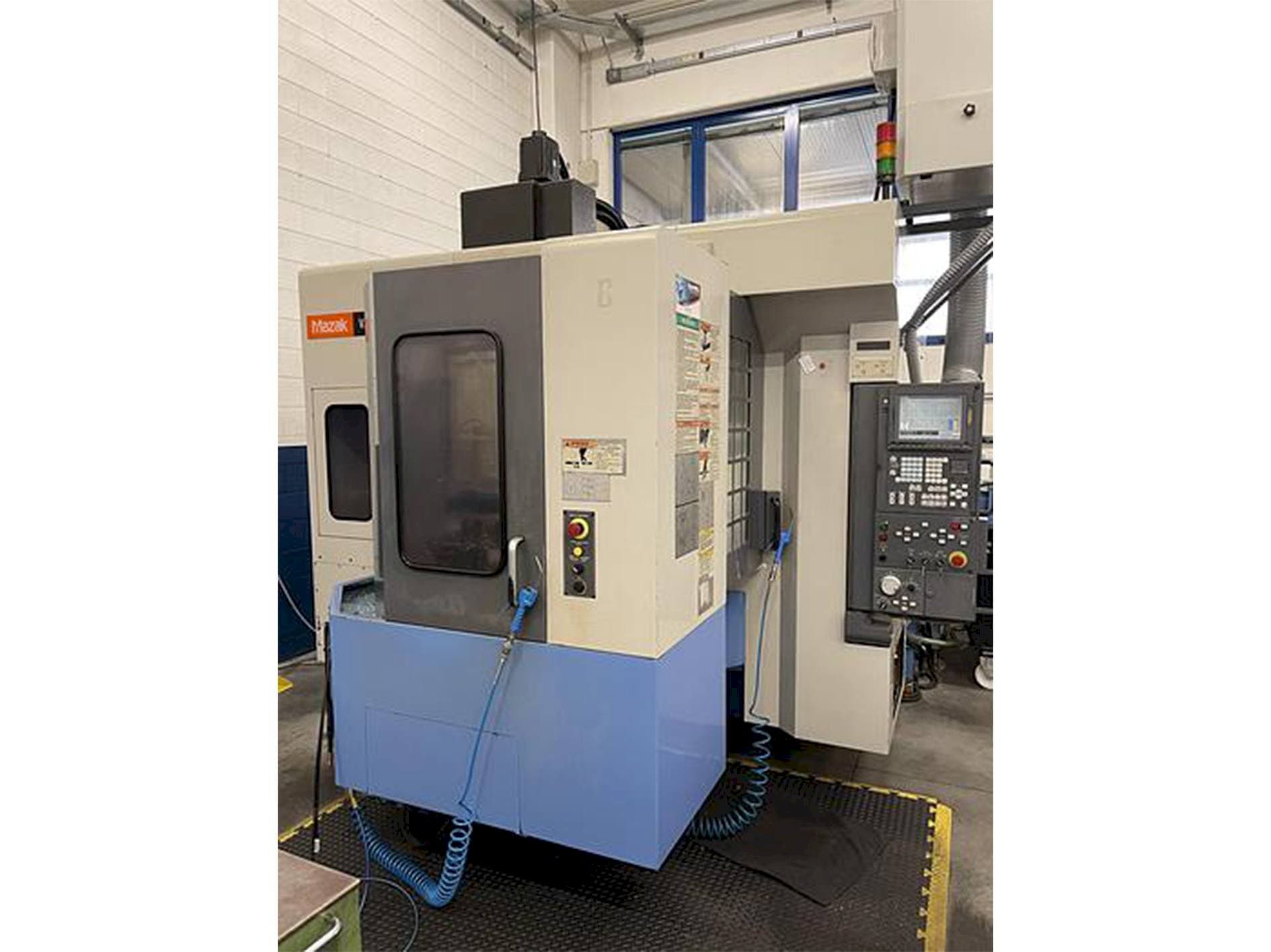 A Mazak Variaxis 500-5X  gép elölnézete