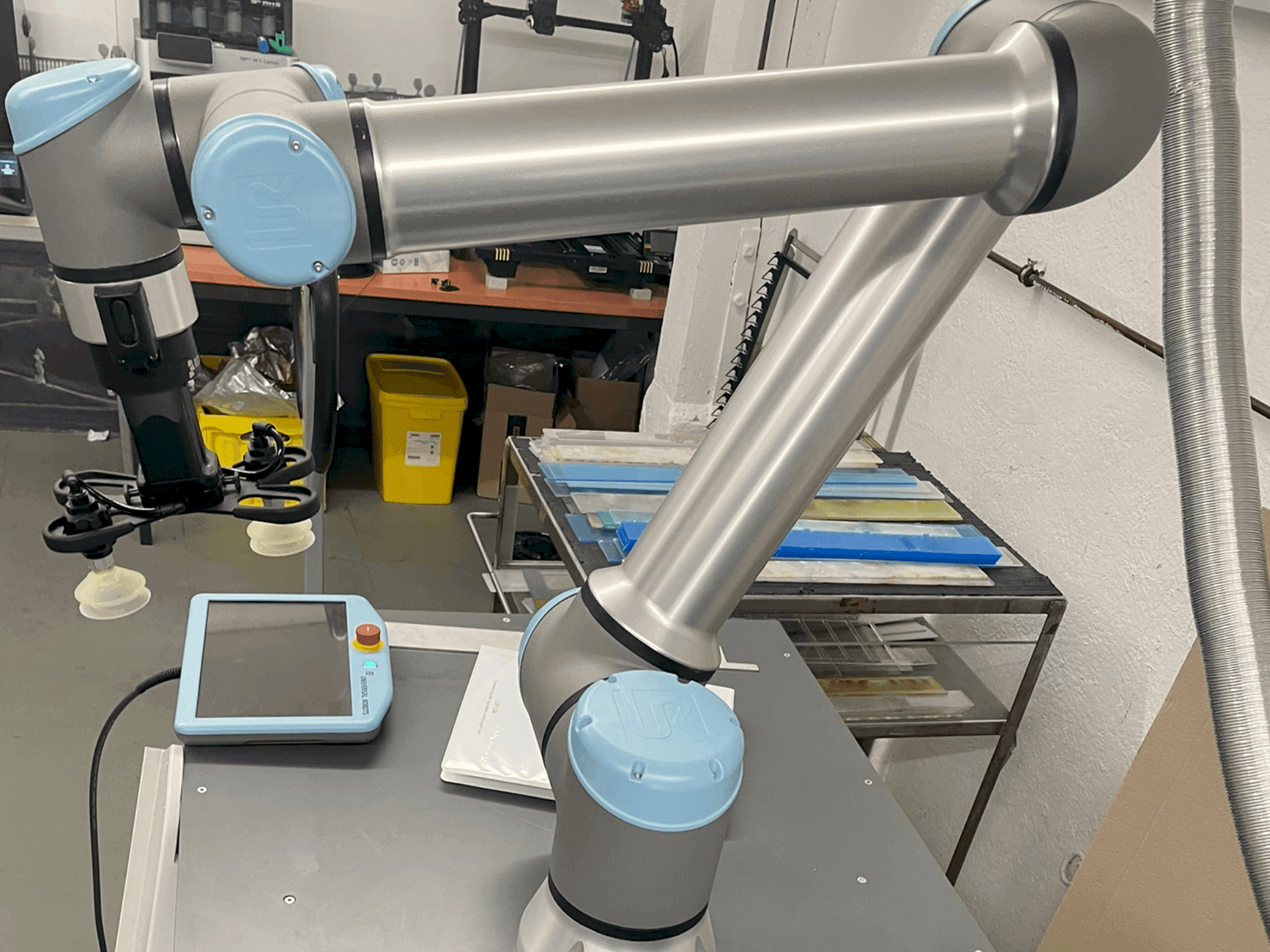 A Universal Robots UR10  gép elölnézete