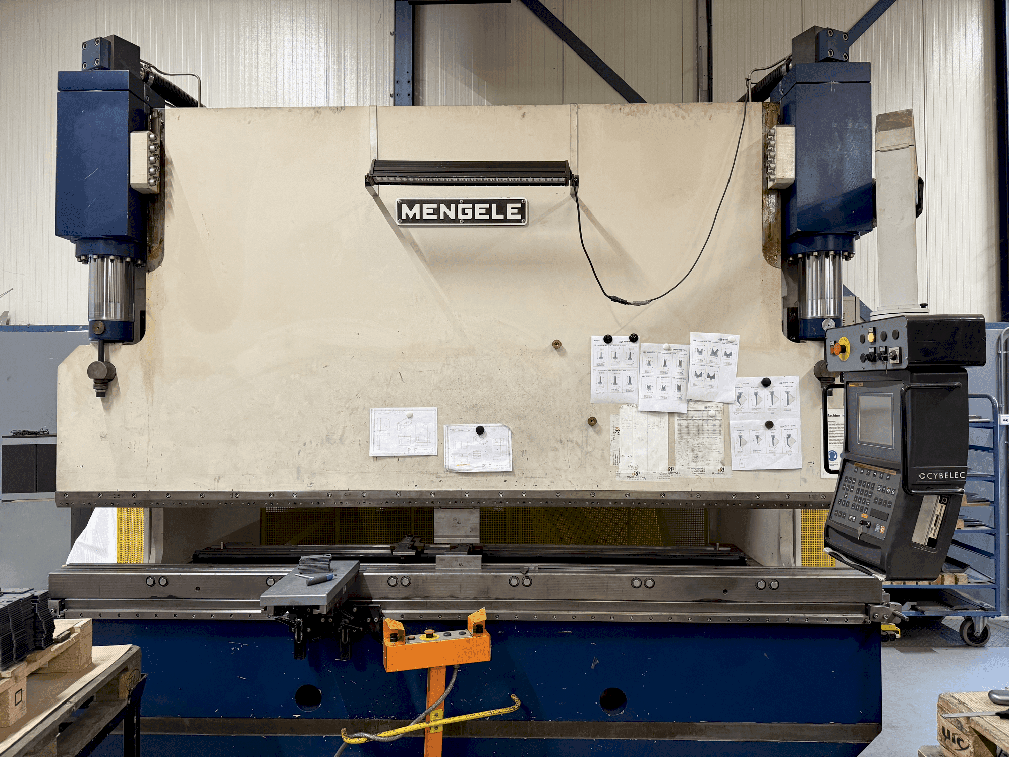 A MENGELE HB175-30/35  gép elölnézete