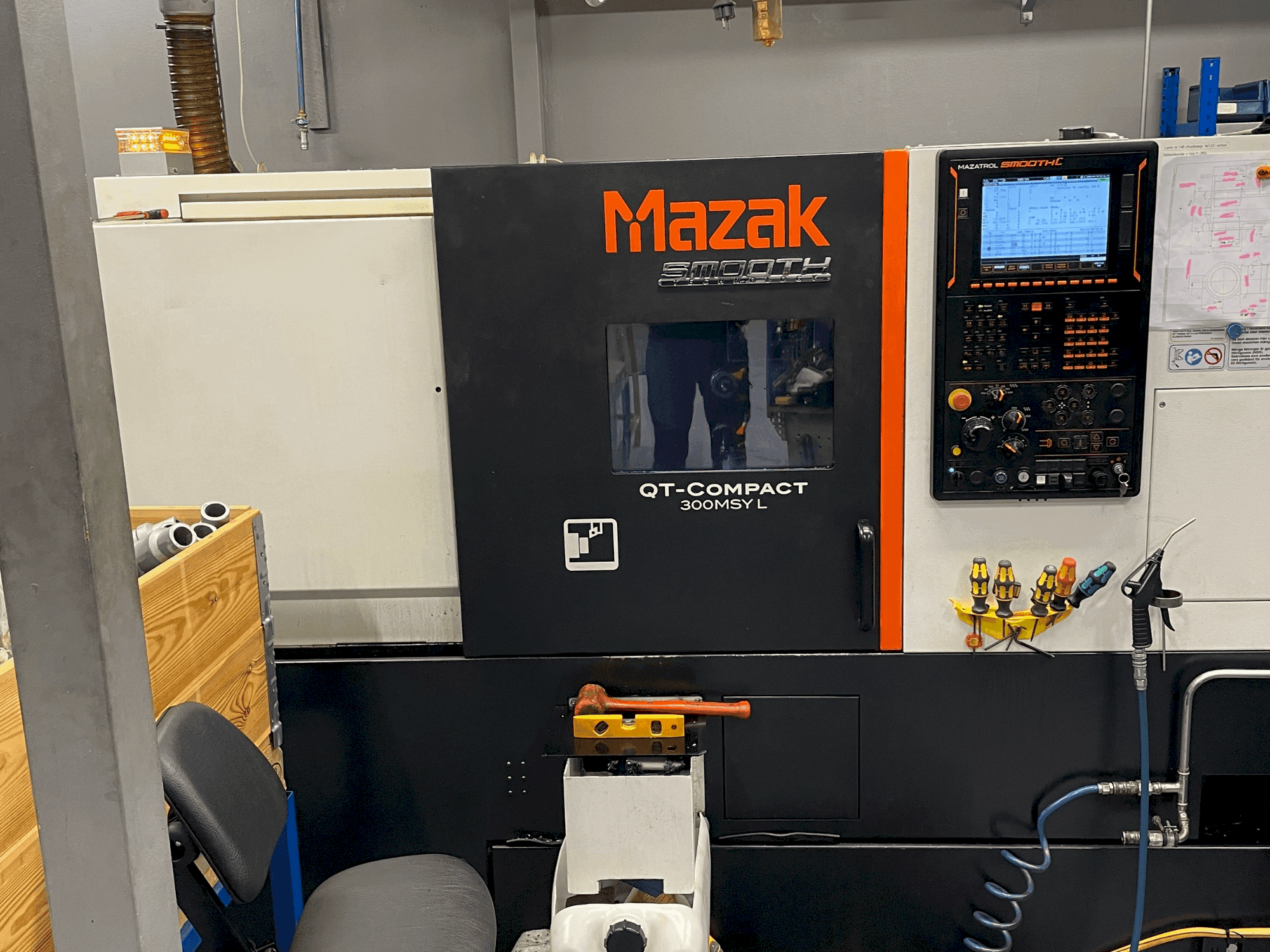 A Mazak Quick Turn Compact 300 MSY L  gép elölnézete