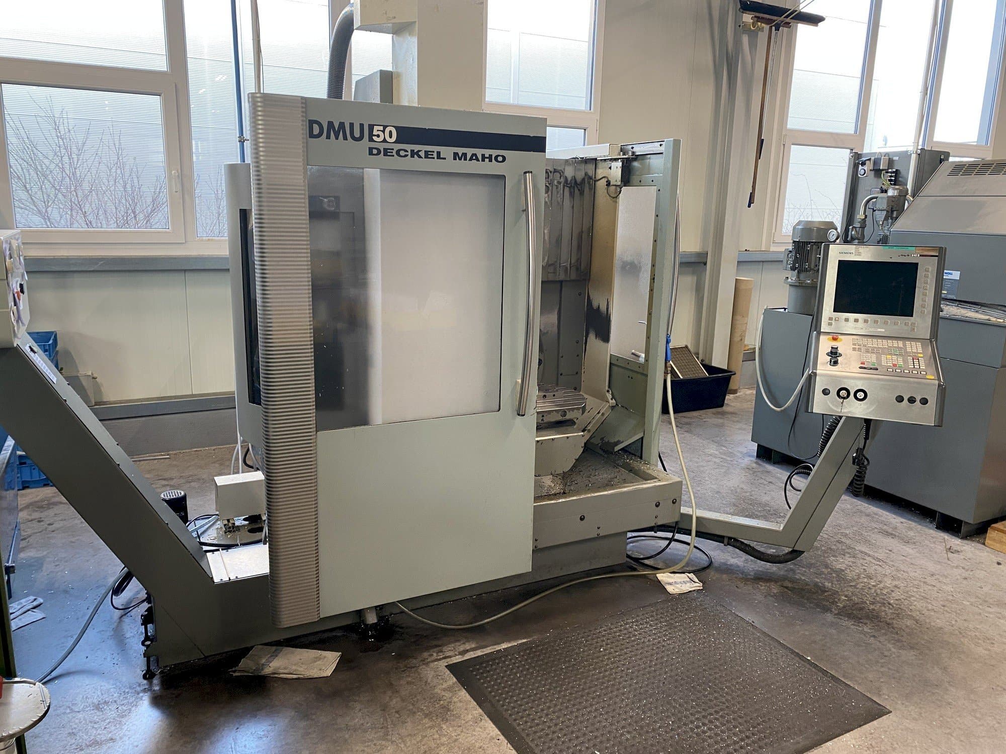 A DECKEL MAHO DMU 50  gép elölnézete