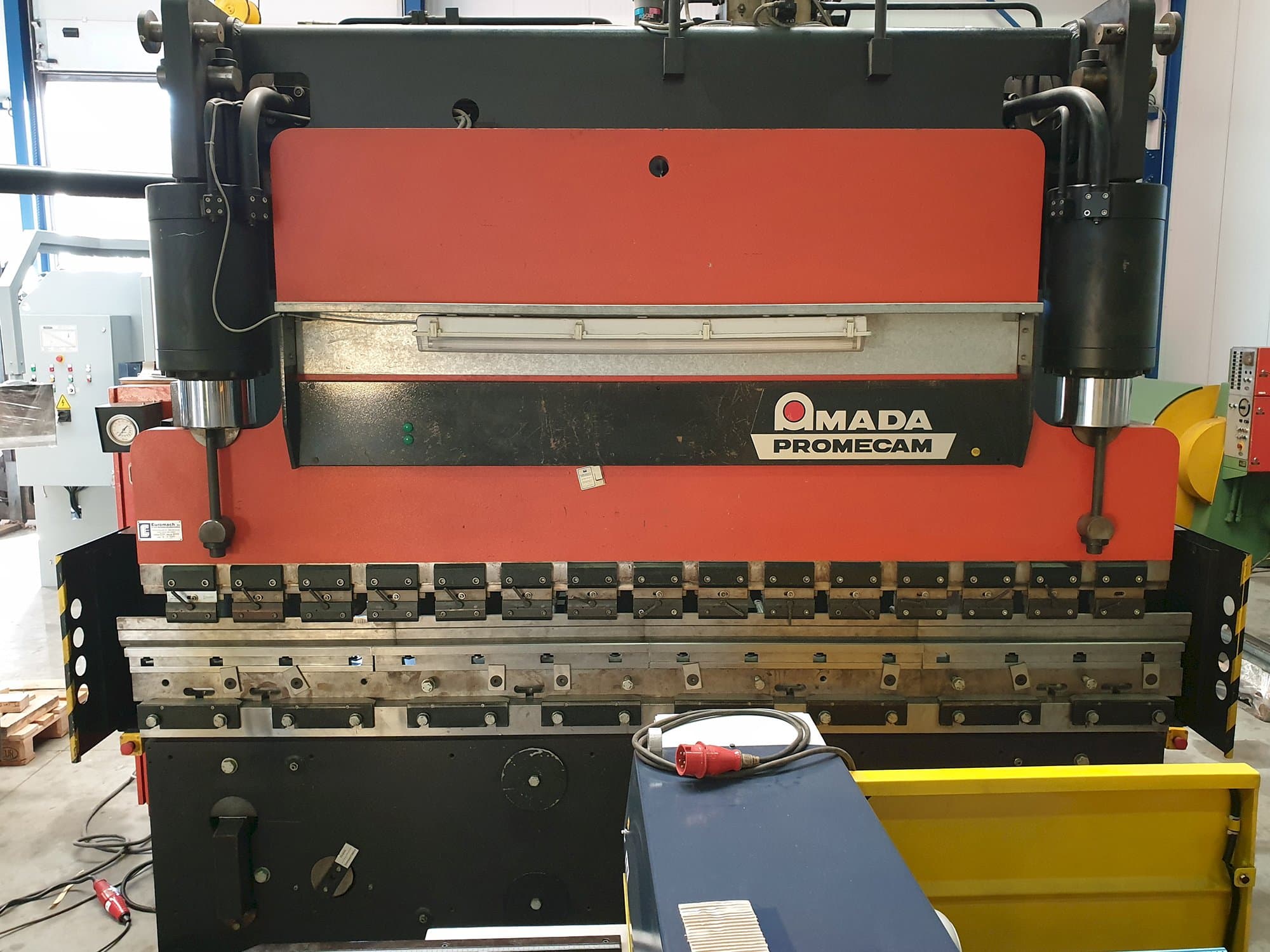 A AMADA PROMECAM STPC 200/30 gép elölnézete