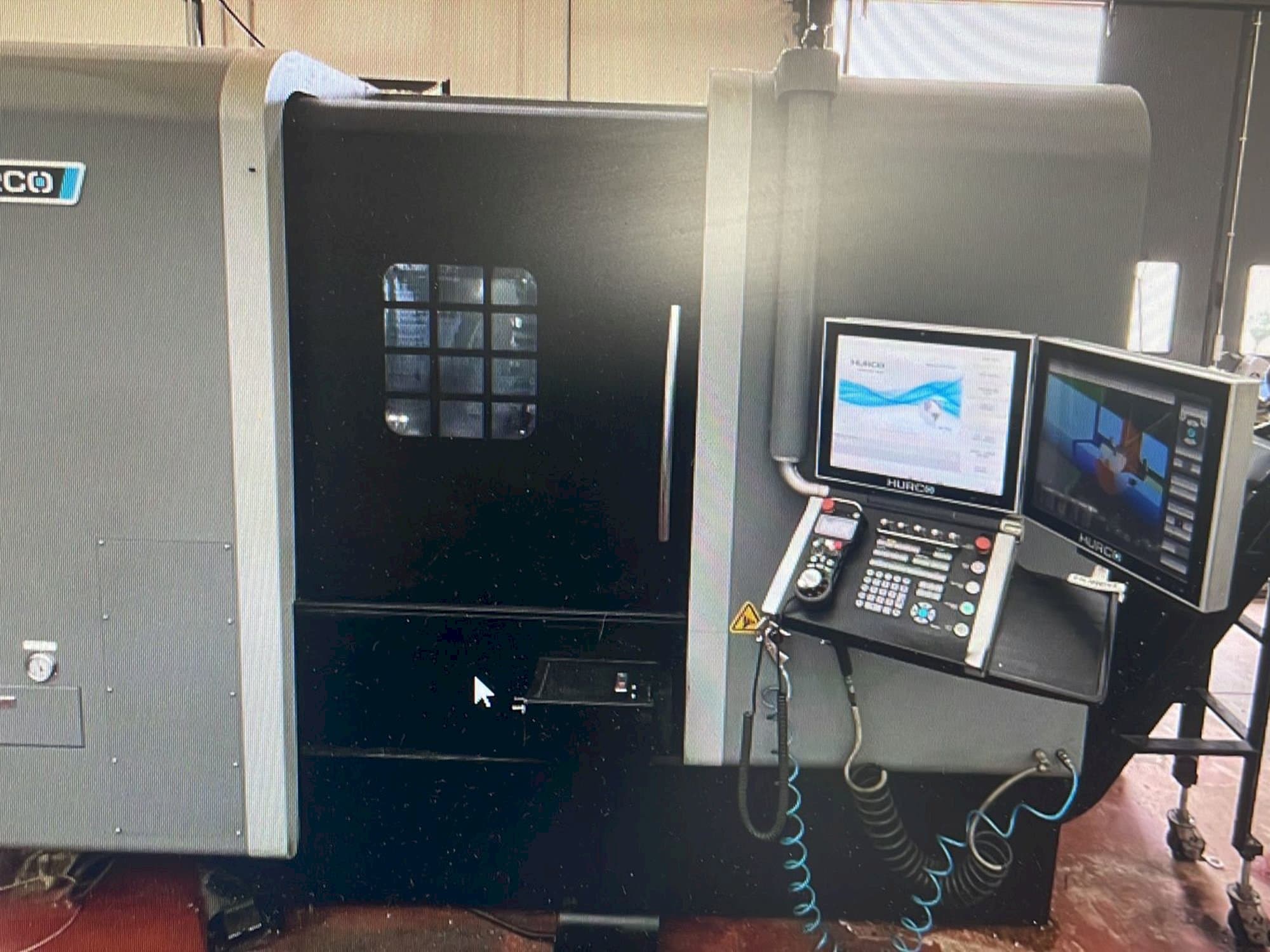 A Hurco TMX8MYSi  gép elölnézete