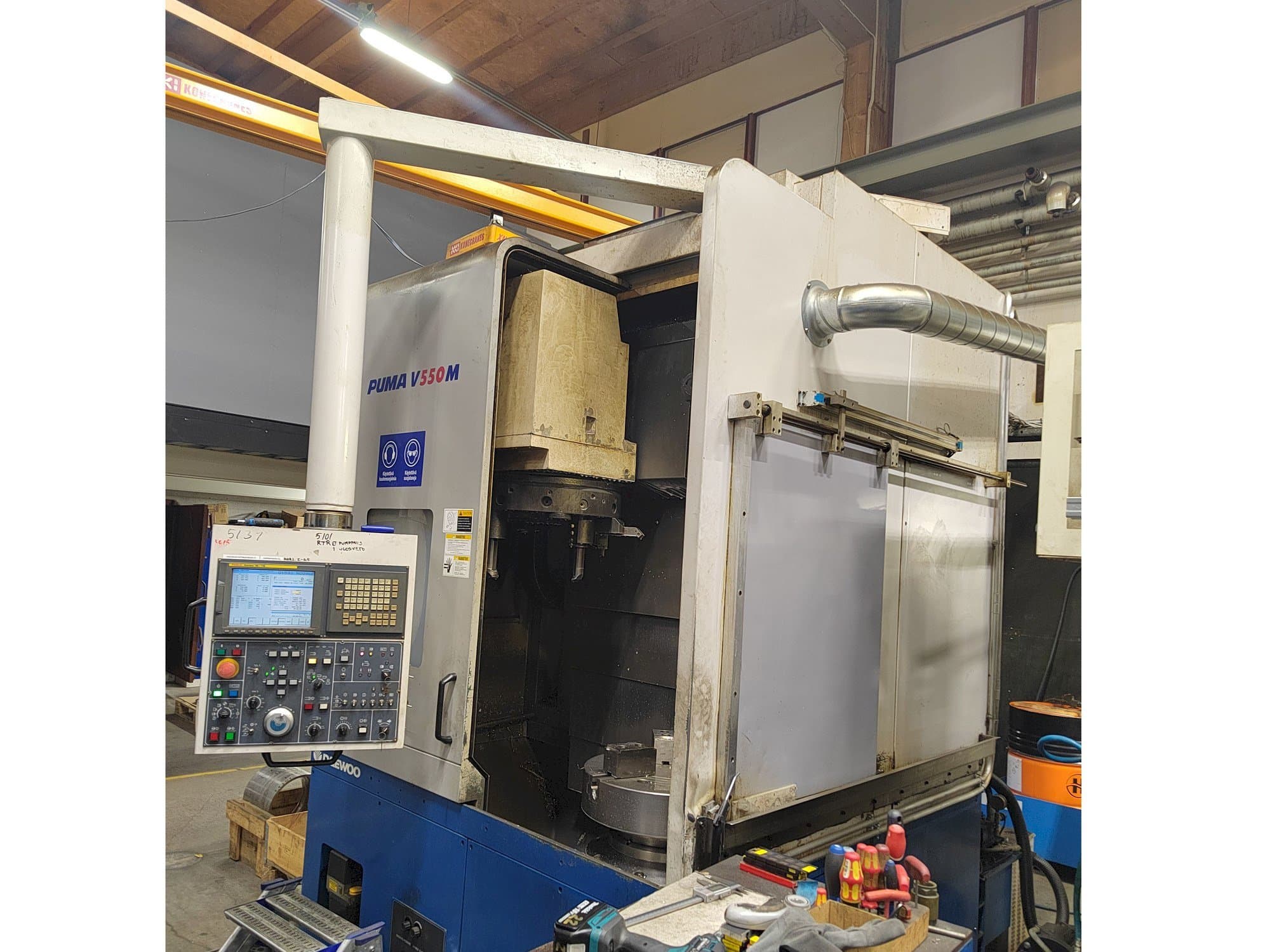 A Doosan Puma V550M  gép elölnézete