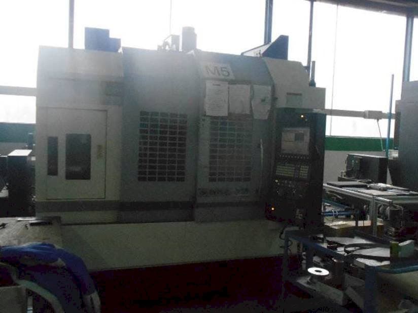 A Okuma GENOS M560R-V  gép elölnézete